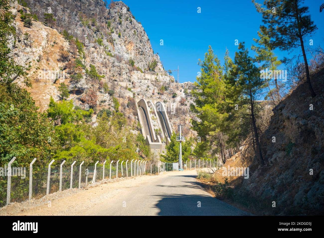 Oymapinar-Staudamm und Straße zum Green Canyon in der Region Manavgat, Türkei. Stockfoto