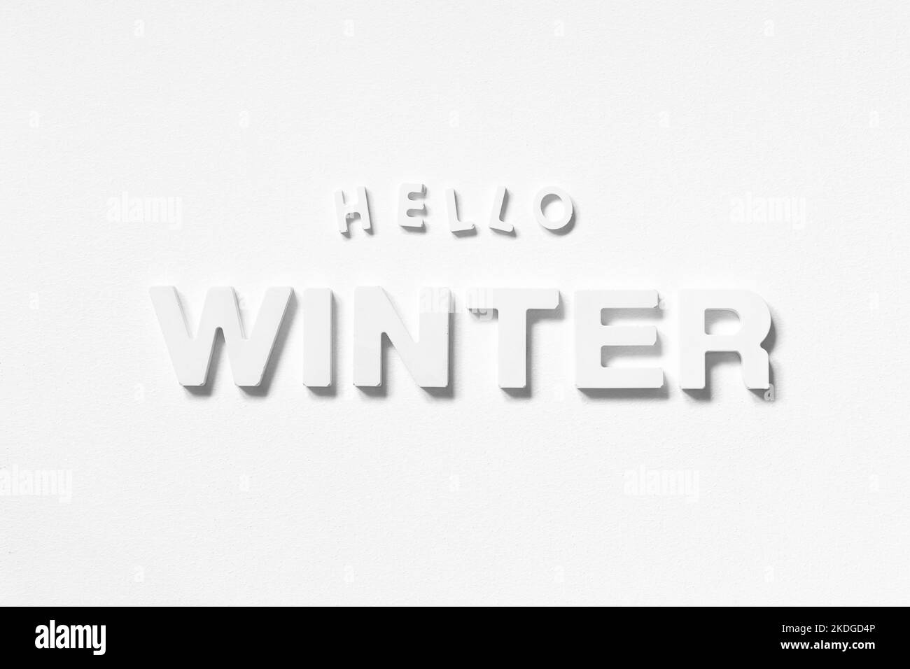 Hallo Winter - Volumetrische Inschrift auf texturiertem weißem Hintergrund Stockfoto