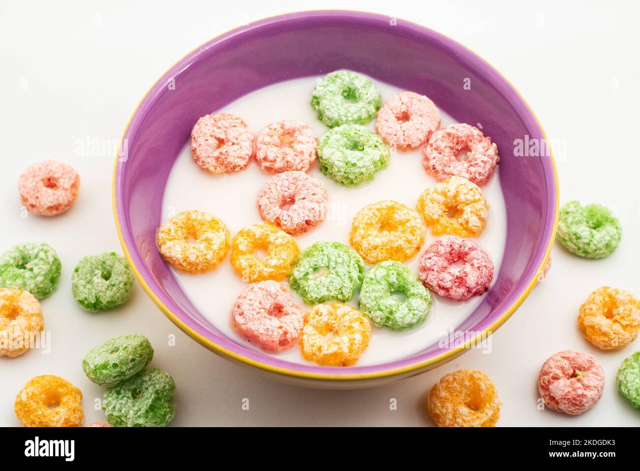 Goiânia, Goias, Brasilien – 06. November 2022: Eine Schüssel Frühstückszerealien in Milch bereit zum Verzehr und etwas Müsli auf dem Tisch. Stockfoto