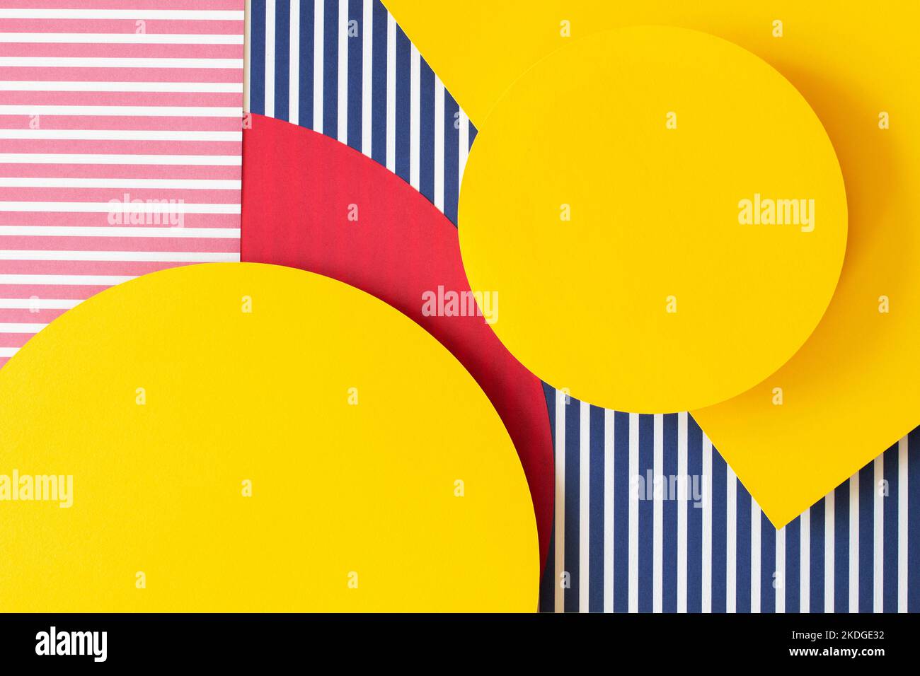 Abstrakt trendy Mode farbige Papiere Textur Hintergrund in memphis Geometrie Stil. Gelbe, rote, blaue, weiße Farben. Geometrische Formen und gestreift Stockfoto
