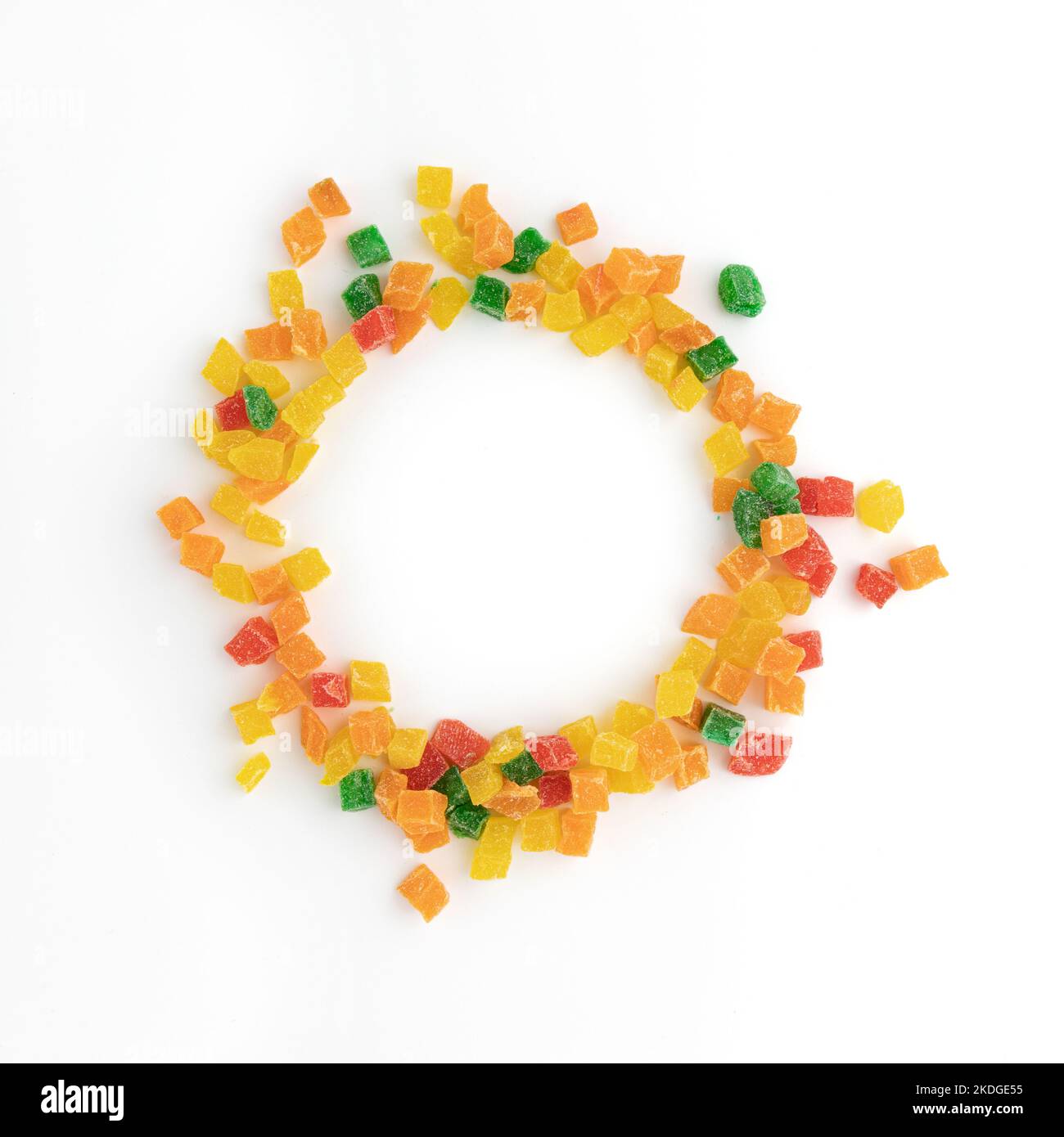 Kandierte Früchte, bunte getrocknete Früchte, Rahmen von Süßigkeiten, kandierte Früchte isoliert auf weißem Hintergrund gewürfelt Stockfoto
