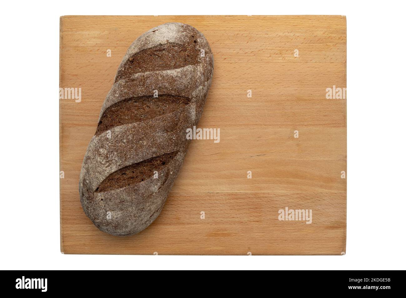 Hausgemachtes, frisch gebackenes, traditionelles Roggenbrot isoliert auf Holzhintergrund, Blick von oben, ganzer Laib rustikalen Bio-Getreidebreides mit knuspriger Kruste Stockfoto