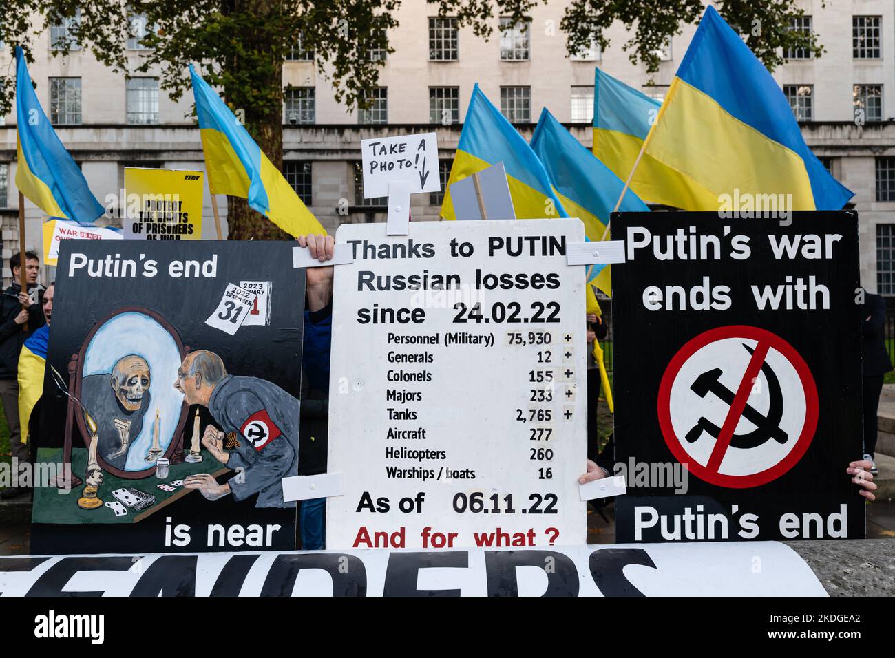 London, Großbritannien, November 6. 2022. Eine Demo in der Downing Street in der Ukraine im Krieg gegen Russland. (Tennessee Jones – Alamy Live News) Stockfoto