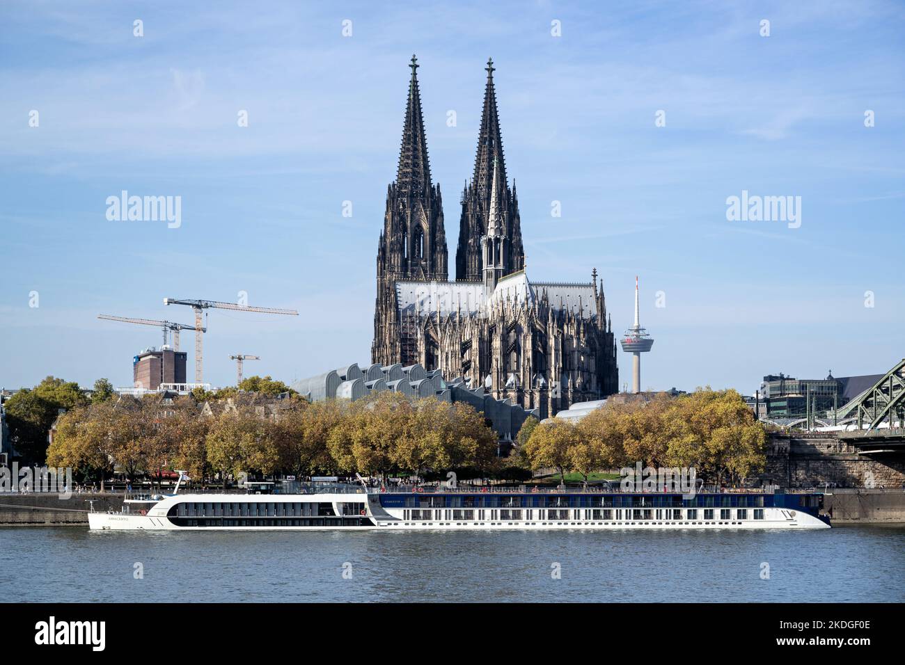 Flusskreuzfahrtschiff AMACERTO in Köln, Deutschland Stockfoto