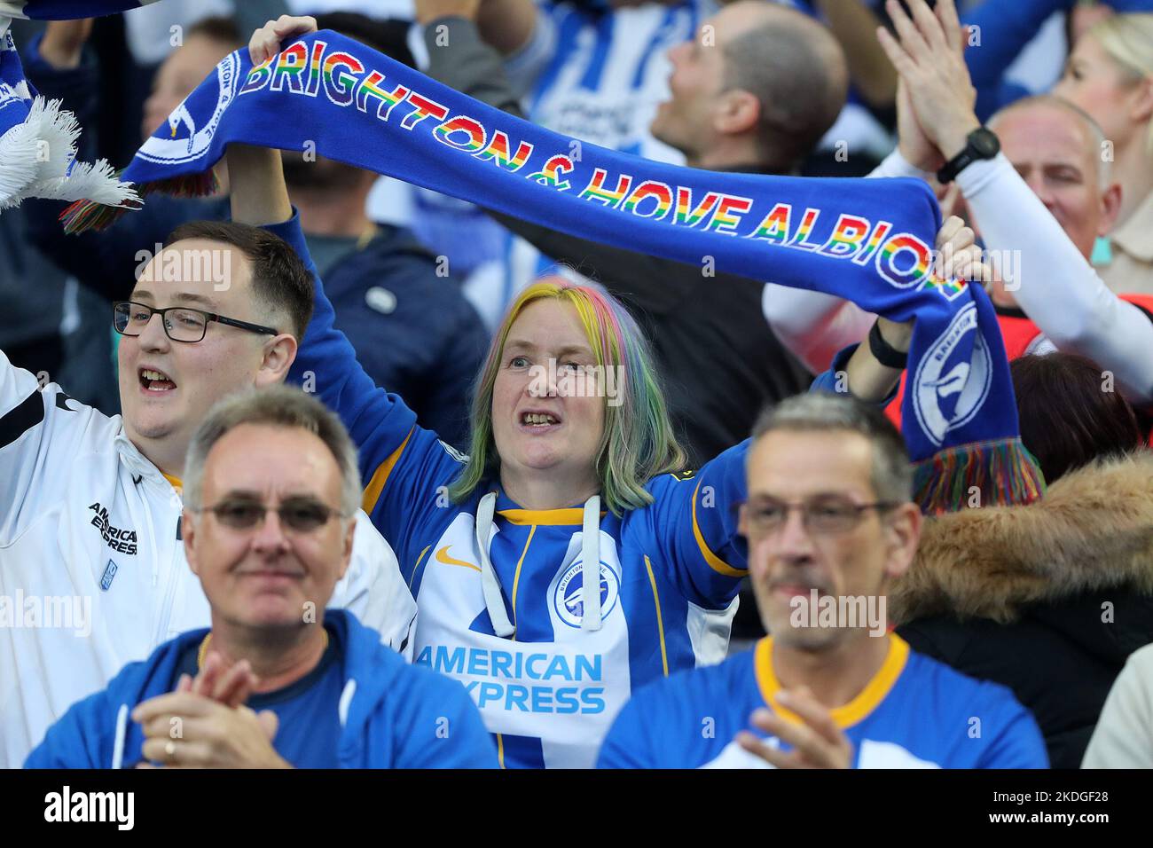 Fußballfan von Brighton & Hove Albion mit einem LGBTQ-Schal im AMEX Stadium Stockfoto