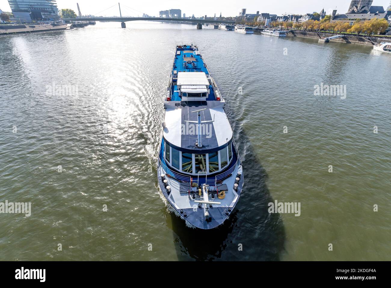 Flusskreuzfahrtschiff auf dem Rhein Stockfoto