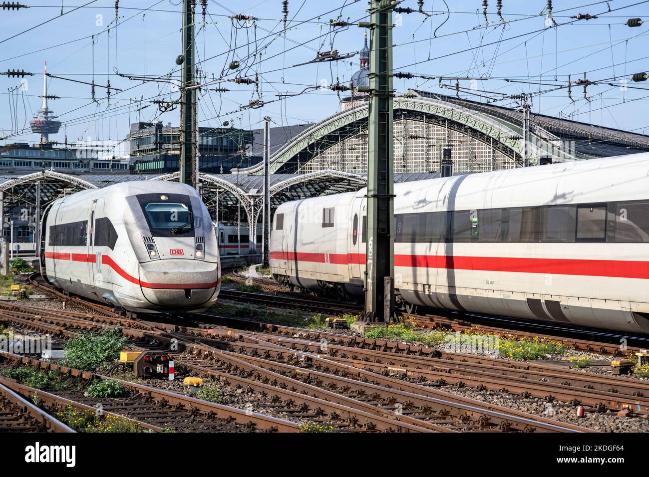 ICE 4 und 2 Hochgeschwindigkeitszüge am Kölner Hauptbahnhof Stockfoto