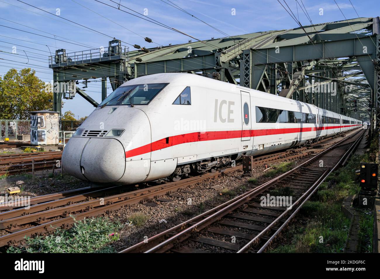 ICE 2 Hochgeschwindigkeitszug auf der Hohenzollernbrücke in Köln Stockfoto