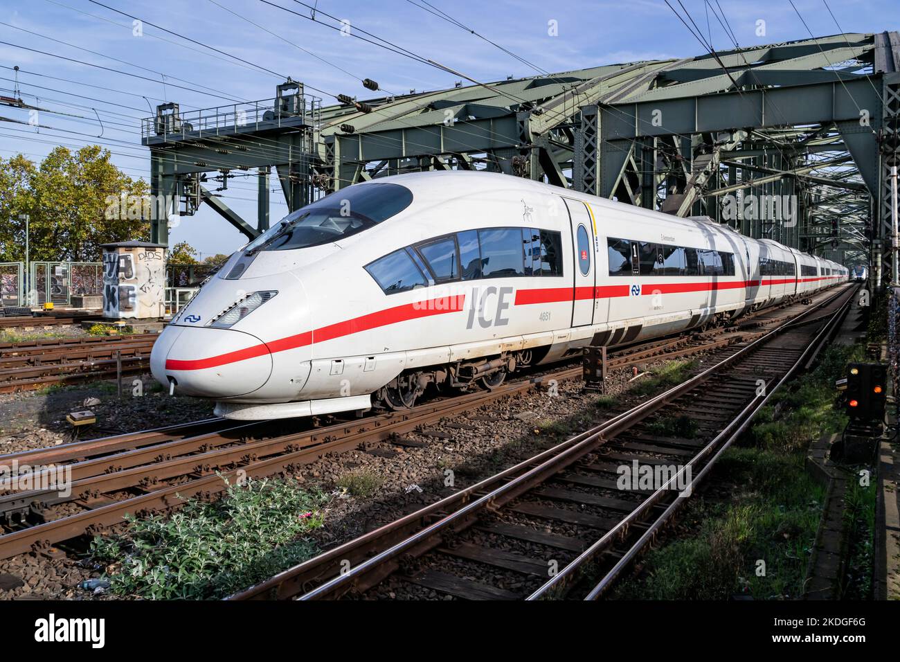 Nederlandse Spoorwegen ICE 3 Hochgeschwindigkeitszug auf der Hohenzollernbrücke in Köln Stockfoto