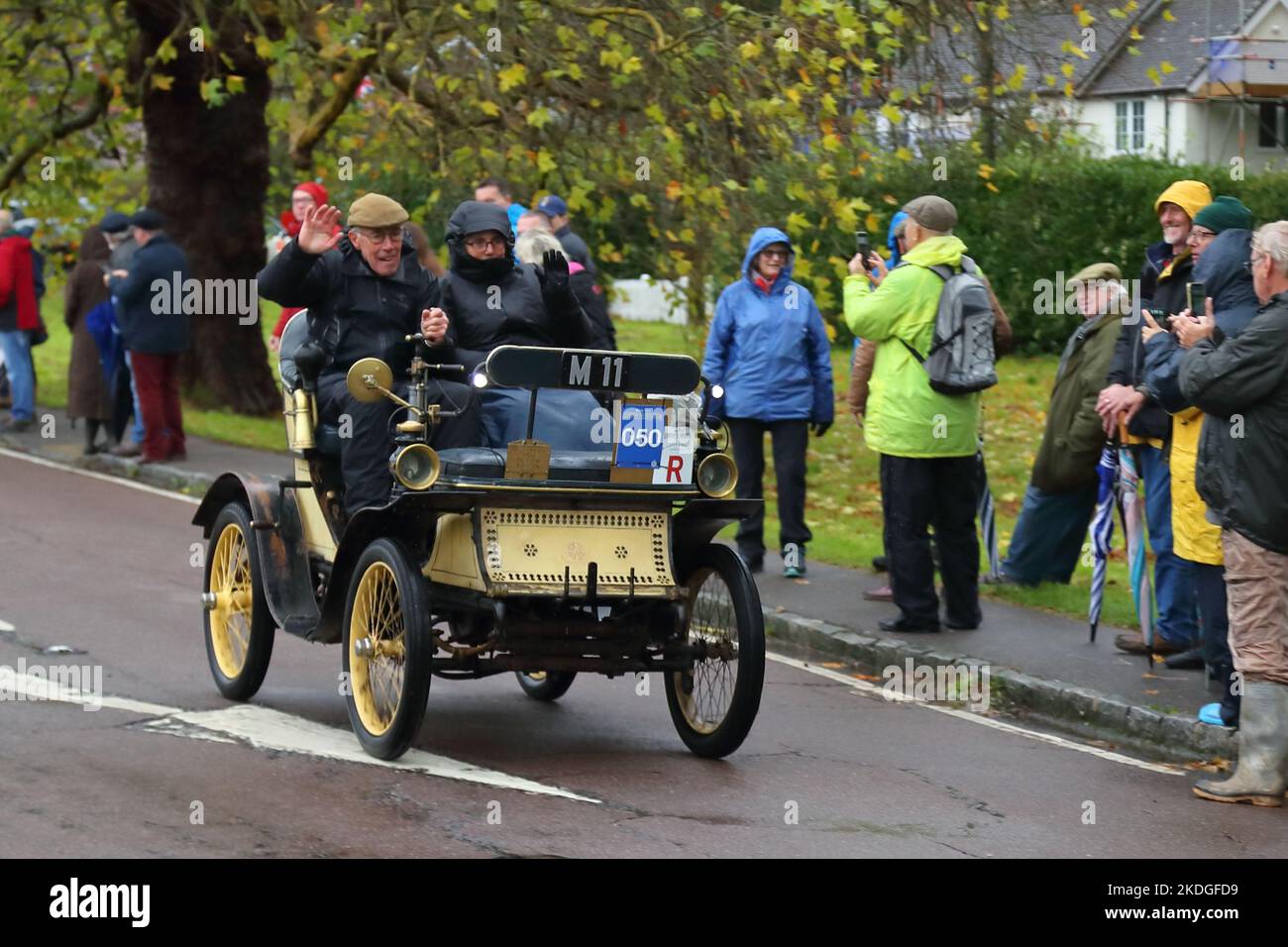 Staplefield, Großbritannien. 06.. November 2021. Während des historischen Veteran Car Run von London nach Brighton kämpfen die Teilnehmer in ihren Oldtimern gegen das Wetter. Der Lauf hat bei Sonnenaufgang vom Hyde Park in London aus gestartet und macht seine Reise nach Brighton an der Küste von Sussex. Quelle: Uwe Deffner/Alamy Live News Stockfoto