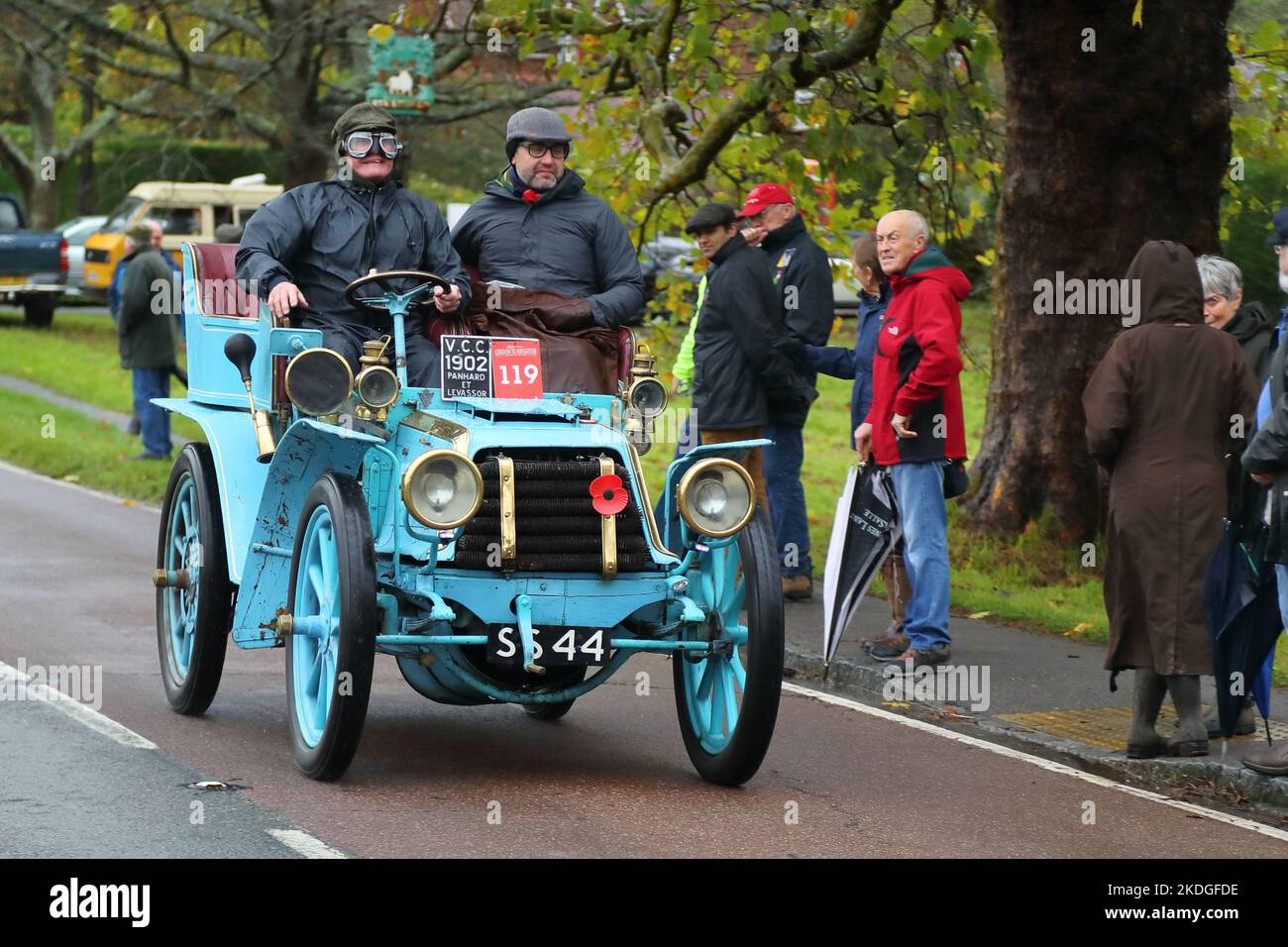 Staplefield, Großbritannien. 06.. November 2021. Während des historischen Veteran Car Run von London nach Brighton kämpfen die Teilnehmer in ihren Oldtimern gegen das Wetter. Der Lauf hat bei Sonnenaufgang vom Hyde Park in London aus gestartet und macht seine Reise nach Brighton an der Küste von Sussex. Quelle: Uwe Deffner/Alamy Live News Stockfoto