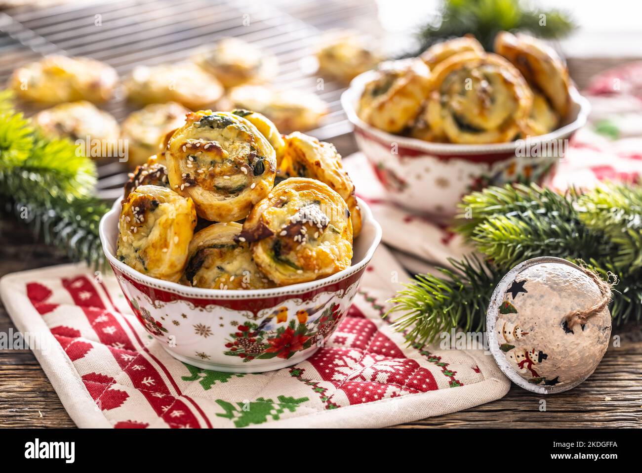 Weihnachtliche herzhafte Backwaren, Mini-Pizzakuchen in einem typischen Weihnachtsgericht und festliche Dekorationen. Stockfoto