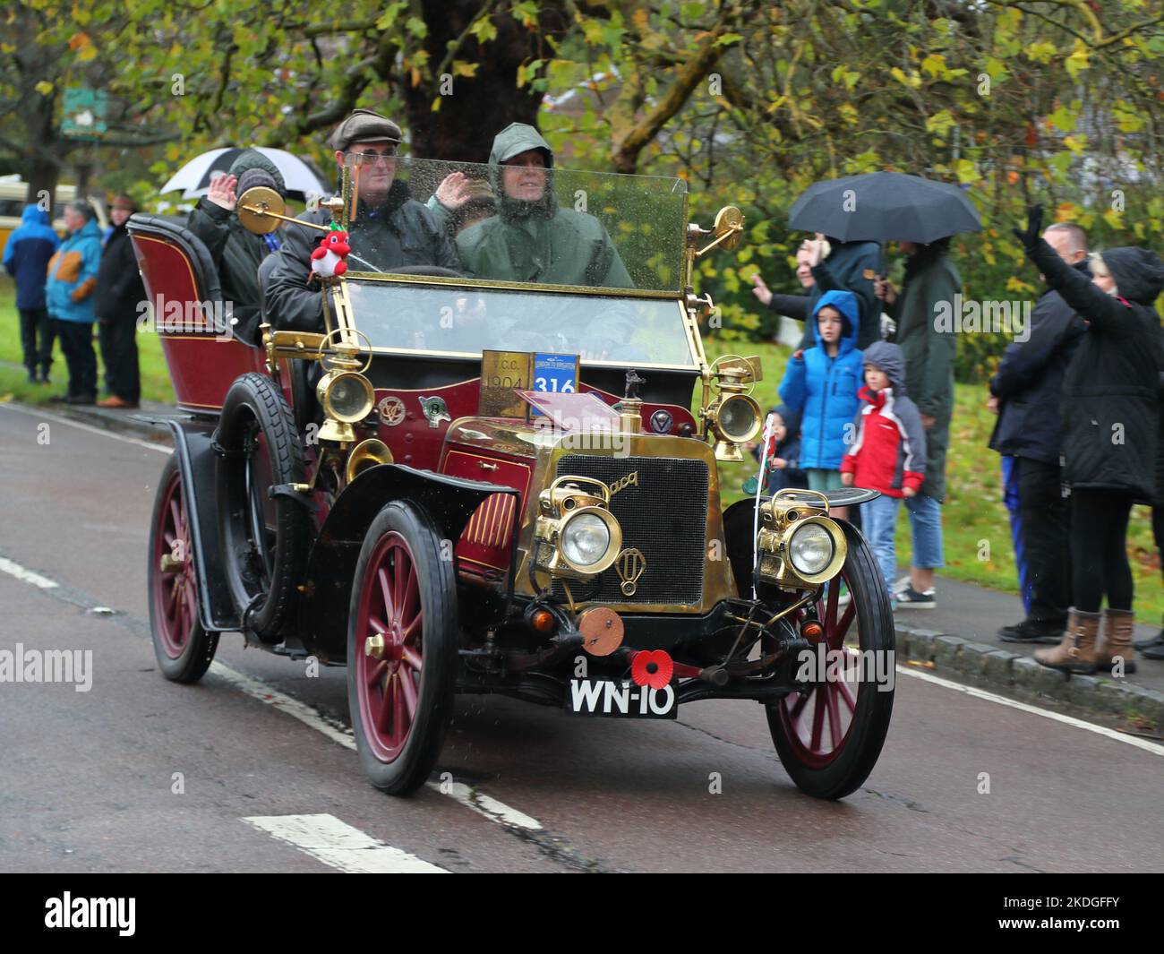 Staplefield, Großbritannien. 06.. November 2021. Während des historischen Veteran Car Run von London nach Brighton kämpfen die Teilnehmer in ihren Oldtimern gegen das Wetter. Der Lauf hat bei Sonnenaufgang vom Hyde Park in London aus gestartet und macht seine Reise nach Brighton an der Küste von Sussex. Quelle: Uwe Deffner/Alamy Live News Stockfoto