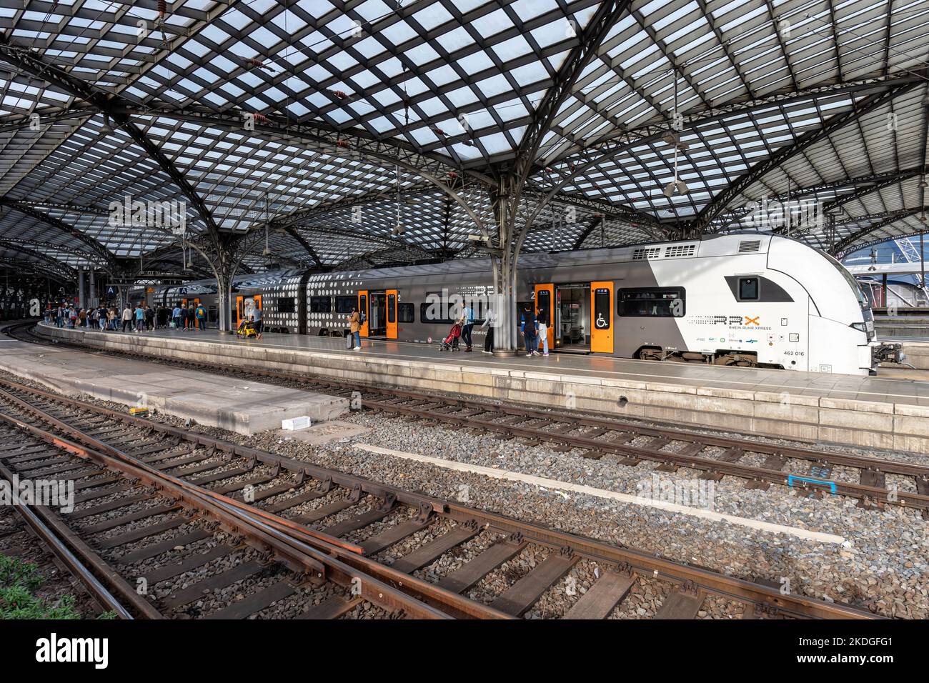 RRX Rhein-Ruhr-Express Siemens Desiro HC Regionalzug am Kölner Hauptbahnhof Stockfoto