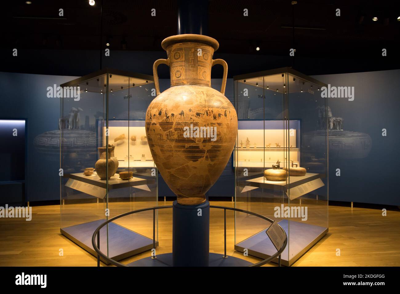 Leiden, Niederlande - 04. JAN 2020: Eine große Vase in der Mitte einer Ausstellungshalle im Museum. Amphore. Stockfoto