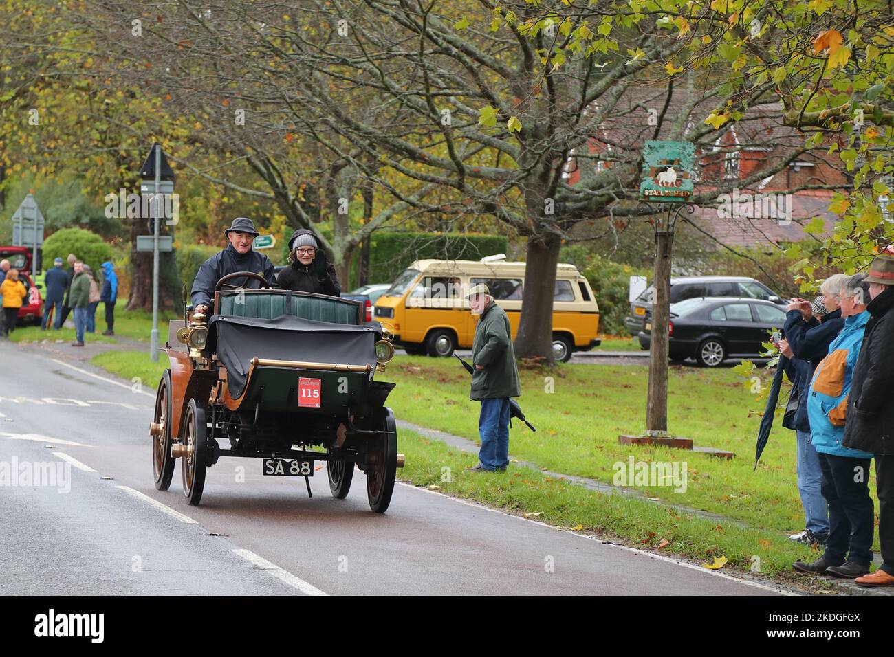 Staplefield, Großbritannien. 06.. November 2021. Während des historischen Veteran Car Run von London nach Brighton kämpfen die Teilnehmer in ihren Oldtimern gegen das Wetter. Der Lauf hat bei Sonnenaufgang vom Hyde Park in London aus gestartet und macht seine Reise nach Brighton an der Küste von Sussex. Quelle: Uwe Deffner/Alamy Live News Stockfoto