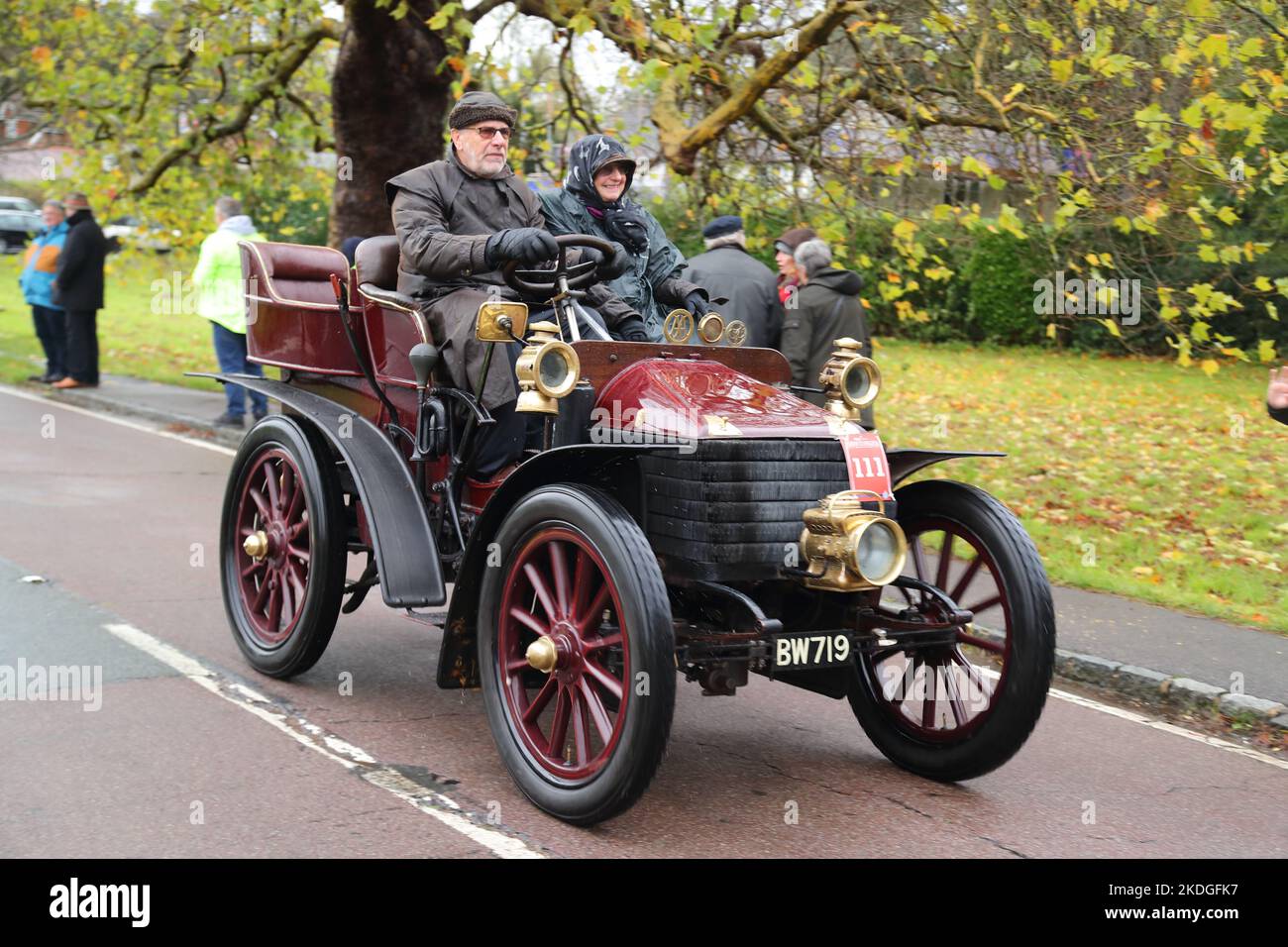 Staplefield, Großbritannien. 06.. November 2021. Während des historischen Veteran Car Run von London nach Brighton kämpfen die Teilnehmer in ihren Oldtimern gegen das Wetter. Der Lauf hat bei Sonnenaufgang vom Hyde Park in London aus gestartet und macht seine Reise nach Brighton an der Küste von Sussex. Quelle: Uwe Deffner/Alamy Live News Stockfoto