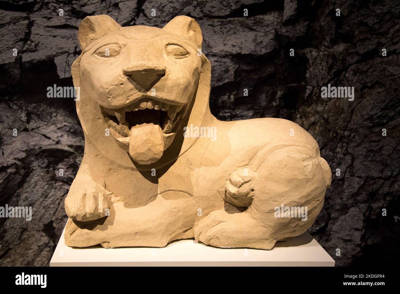 Leiden, Niederlande - 04. JAN 2020: Eine steinerne Statue eines Löwen aus dem alten zypern. Das alte Ägypten beeinflusst Zypern. Tamassos Stockfoto