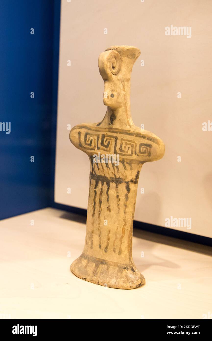 Leiden, Niederlande - 4. Januar 2020: Alte Terrakotta-Figur einer Göttin aus dem alten Zypern. Boeotisches Tonidol. Stockfoto
