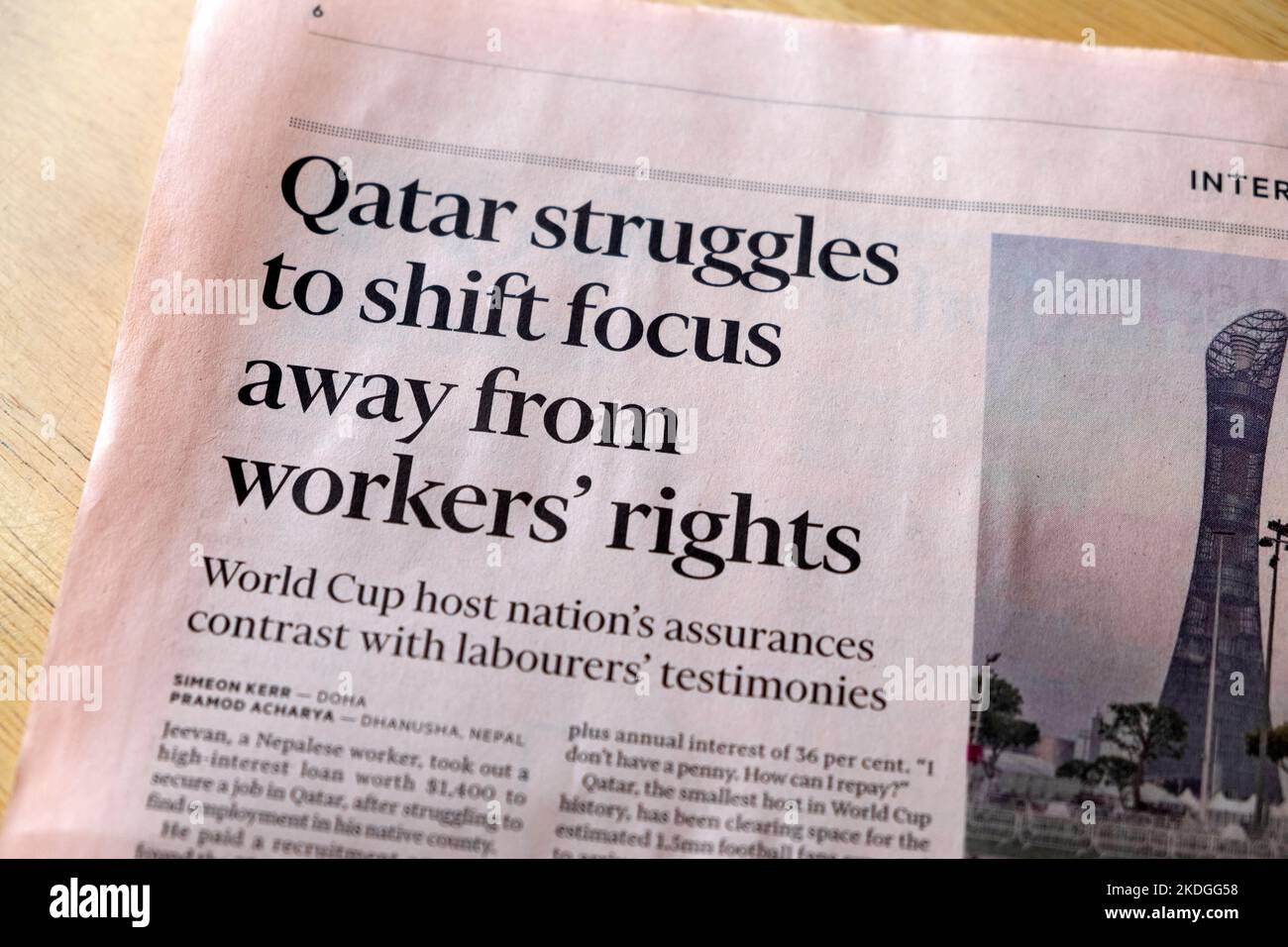 Financial Times Fußball-Weltcup-Zeitung mit Schlagzeile: „Katar kämpft darum, den Fokus von den Rechten der Arbeiter abzurücken“ 5. November 2022 Stockfoto