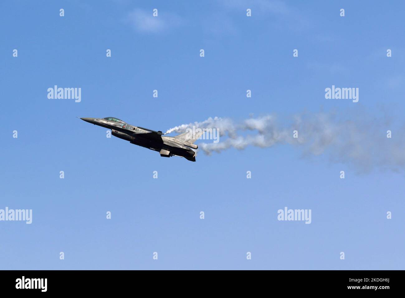 Kleine Brogel, Belgien - 09. Sep. 2018: Militärflugzeug fliegt auf einer Flugschau in kleine Brogel, Belgien. F-16 griechische Luftwaffe. Stockfoto