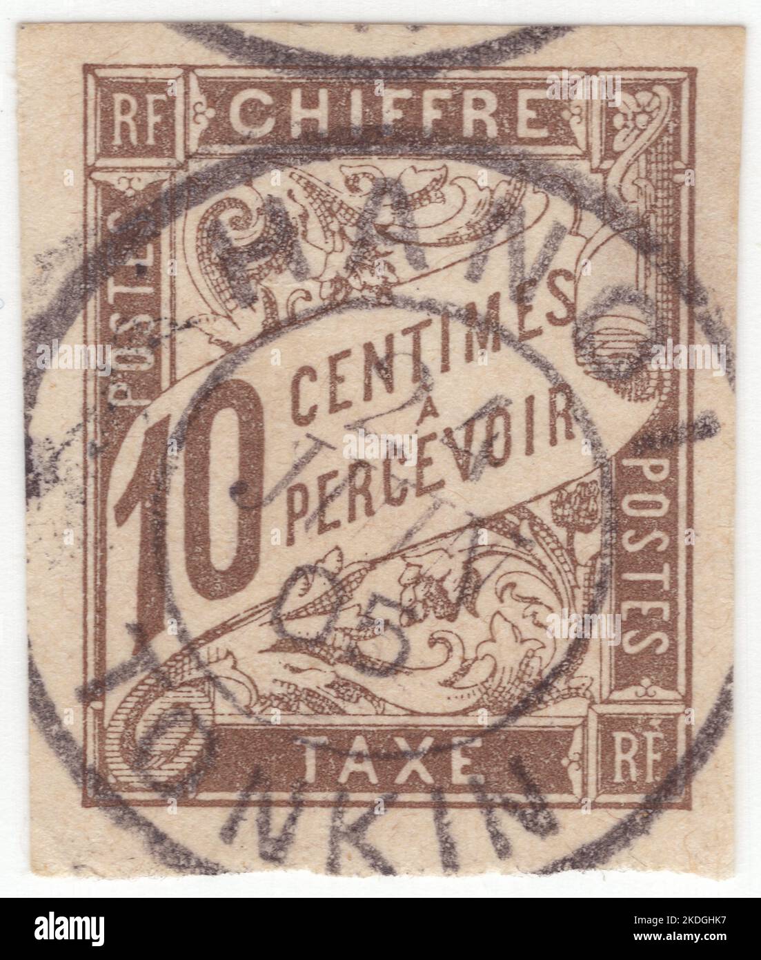 FRANZÖSISCHE KOLONIEN - 1894: Ein 10 Centimes grau-brauner Briefmarke mit Zahlen und floralem Ornament Stockfoto