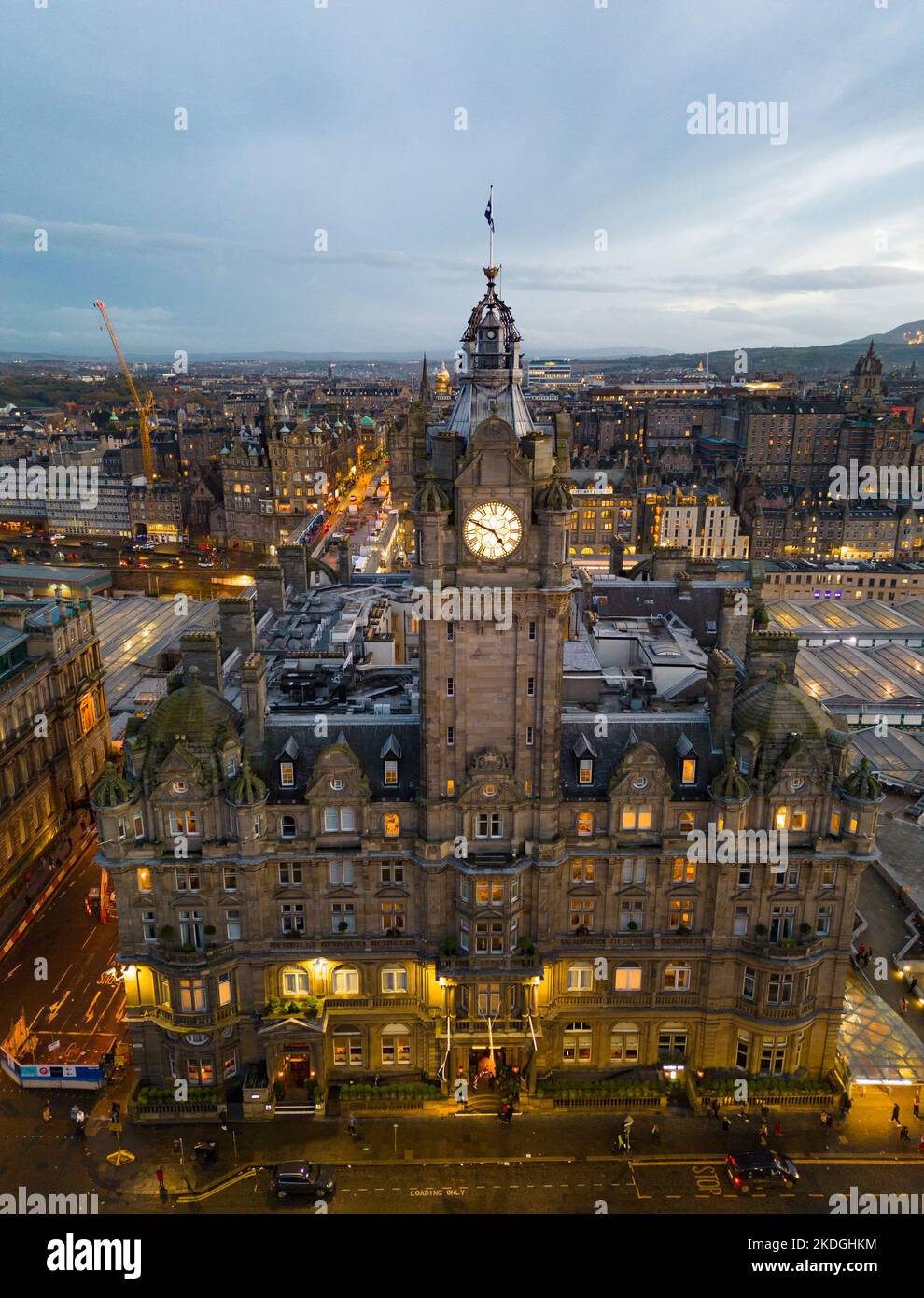 Luftaufnahme des Balmoral Hotels in Edinburgh in der Abenddämmerung, Schottland, Großbritannien Stockfoto