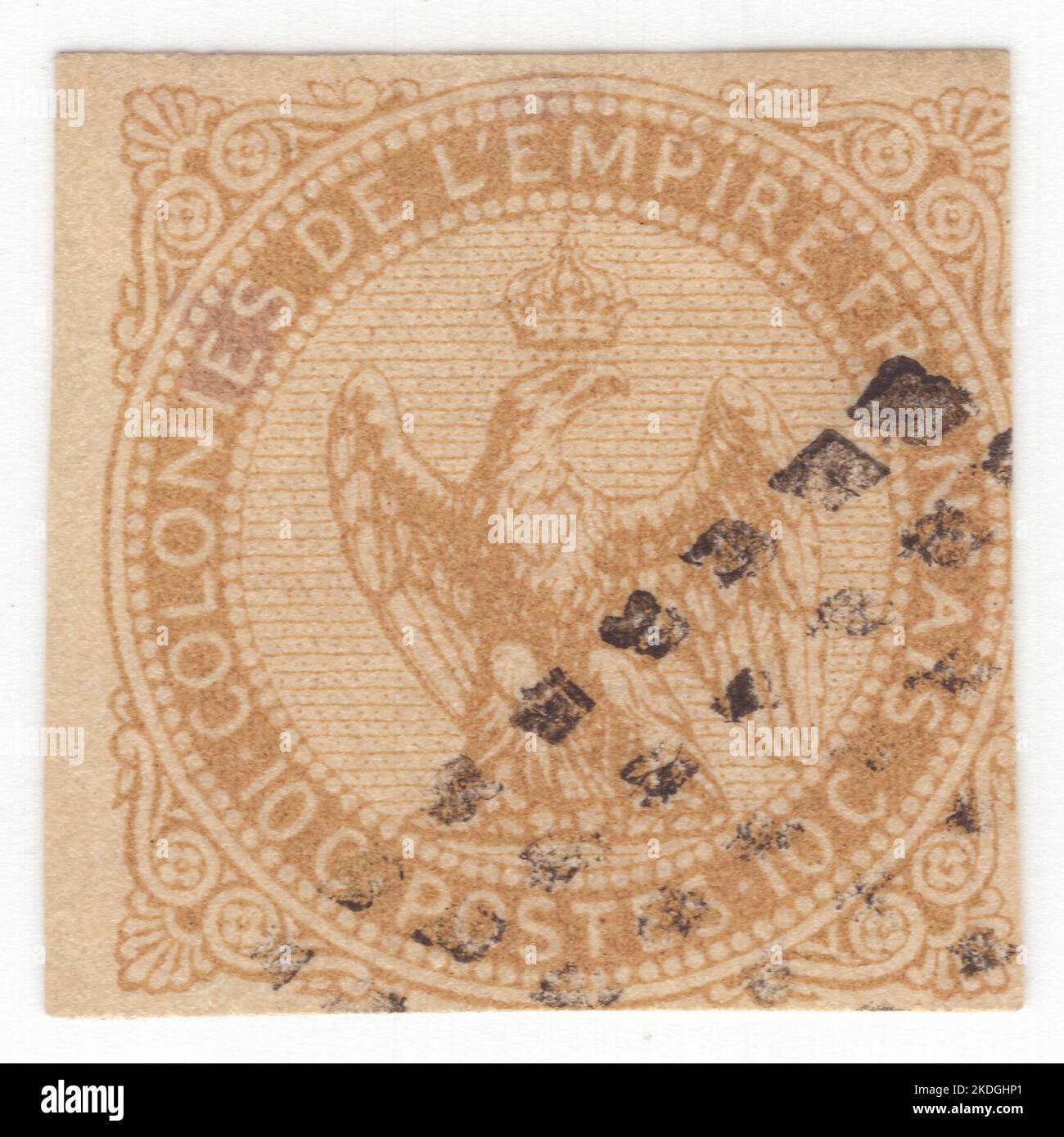 FRANZÖSISCHE KOLONIEN - 1859: Ein 10 Centimes bister auf gelber Briefmarke, der Adler mit einem Donnerschlag und einer Krone zeigt, Hauptelemente des Wappens des Zweiten Französischen Reiches von Napoleon III Stockfoto