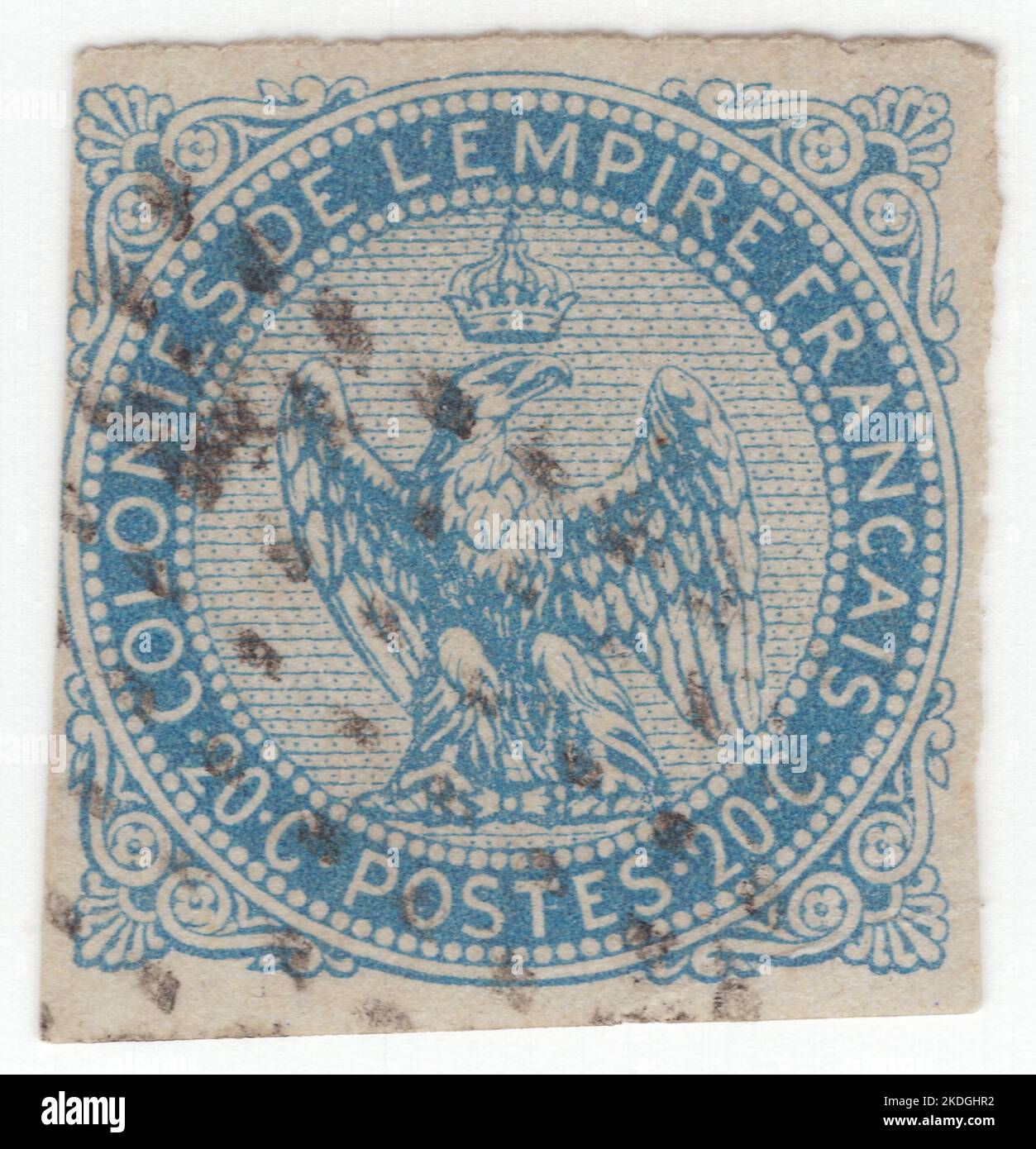 FRANZÖSISCHE KOLONIEN - 1865: Ein blaues 20 Centimes auf bläulicher Briefmarke, auf der der Adler mit einem Donnerschlag und einer Krone dargestellt ist, Hauptelemente des Wappens des Zweiten Französischen Reiches von Napoleon III Stockfoto