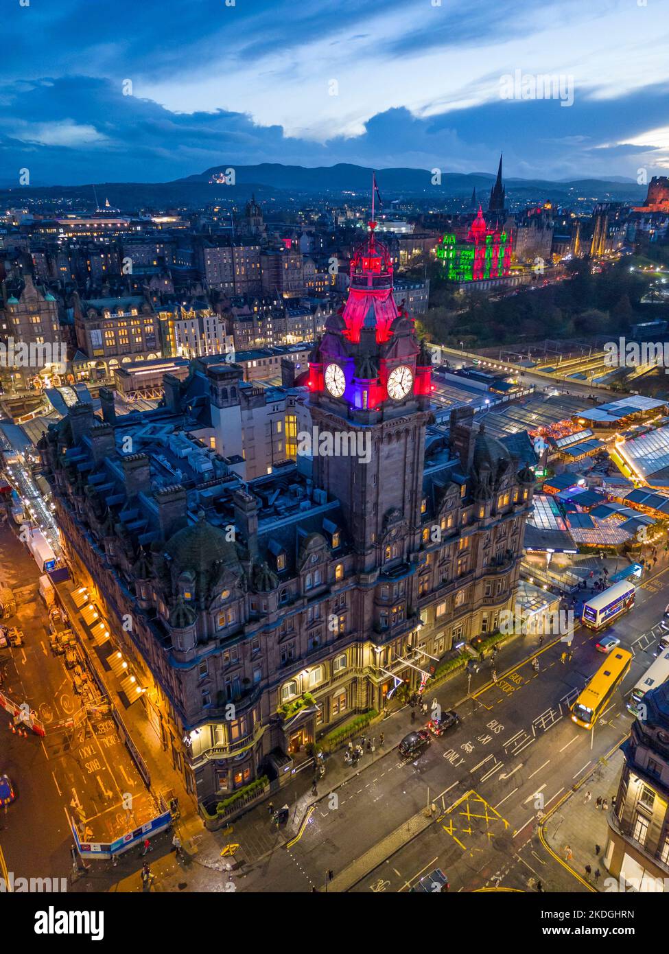 Luftaufnahme des Balmoral Hotels und der Skyline von Edinburgh in der Abenddämmerung, Schottland, Großbritannien Stockfoto