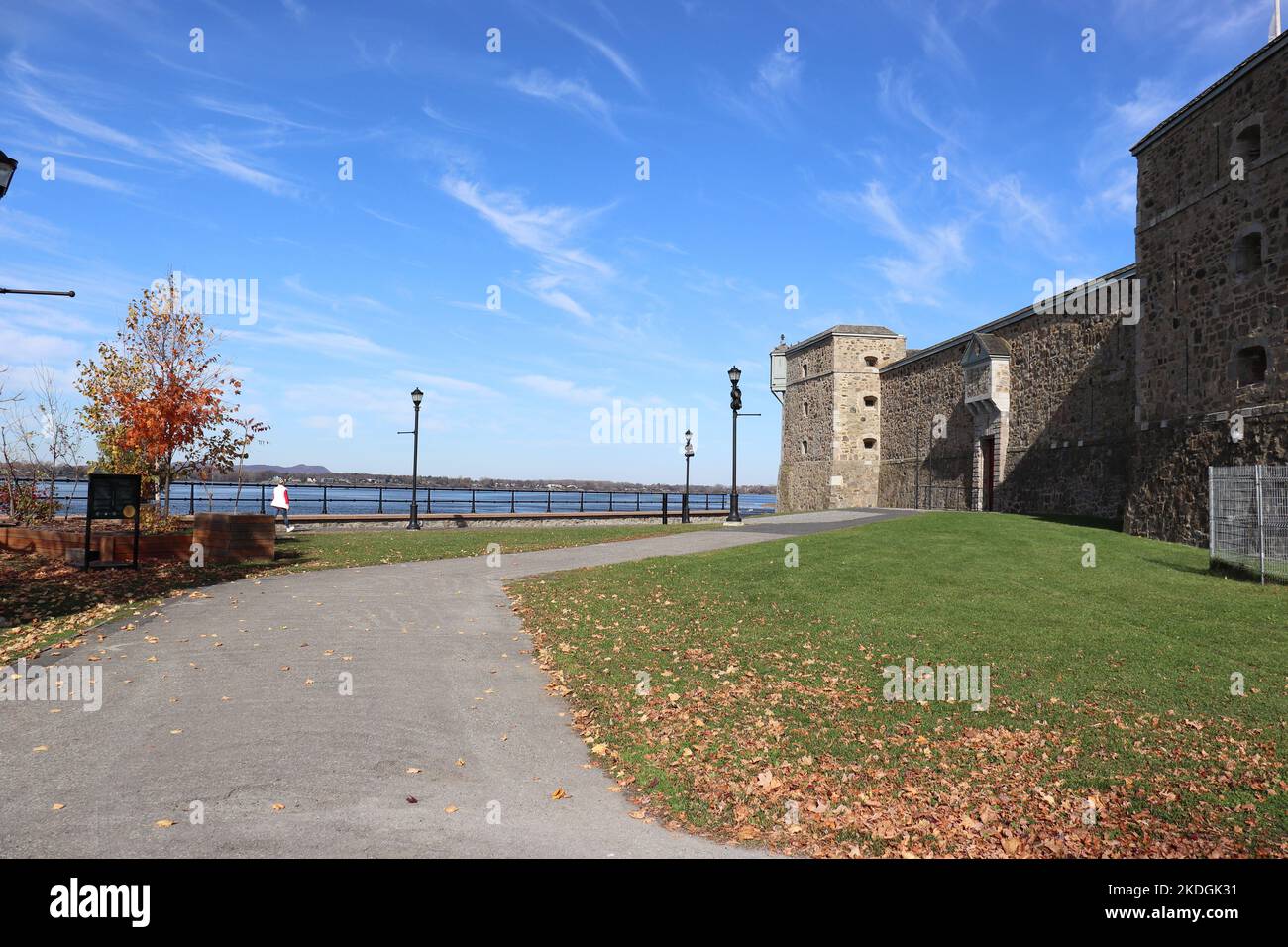 Pfad zum Schloss von Chambly mit Blick auf den Fluss Saint-Laurent, Stock Photo Stockfoto