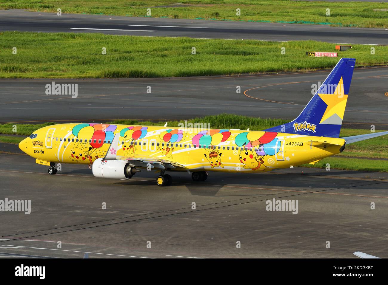 Tokio, Japan – 11. August 2021: Skymark Airlines rollt auf dem Tokyo International Airport mit einer Boeing B737-800-Passagiermaschine „Pikachu Jet BC1“. Stockfoto