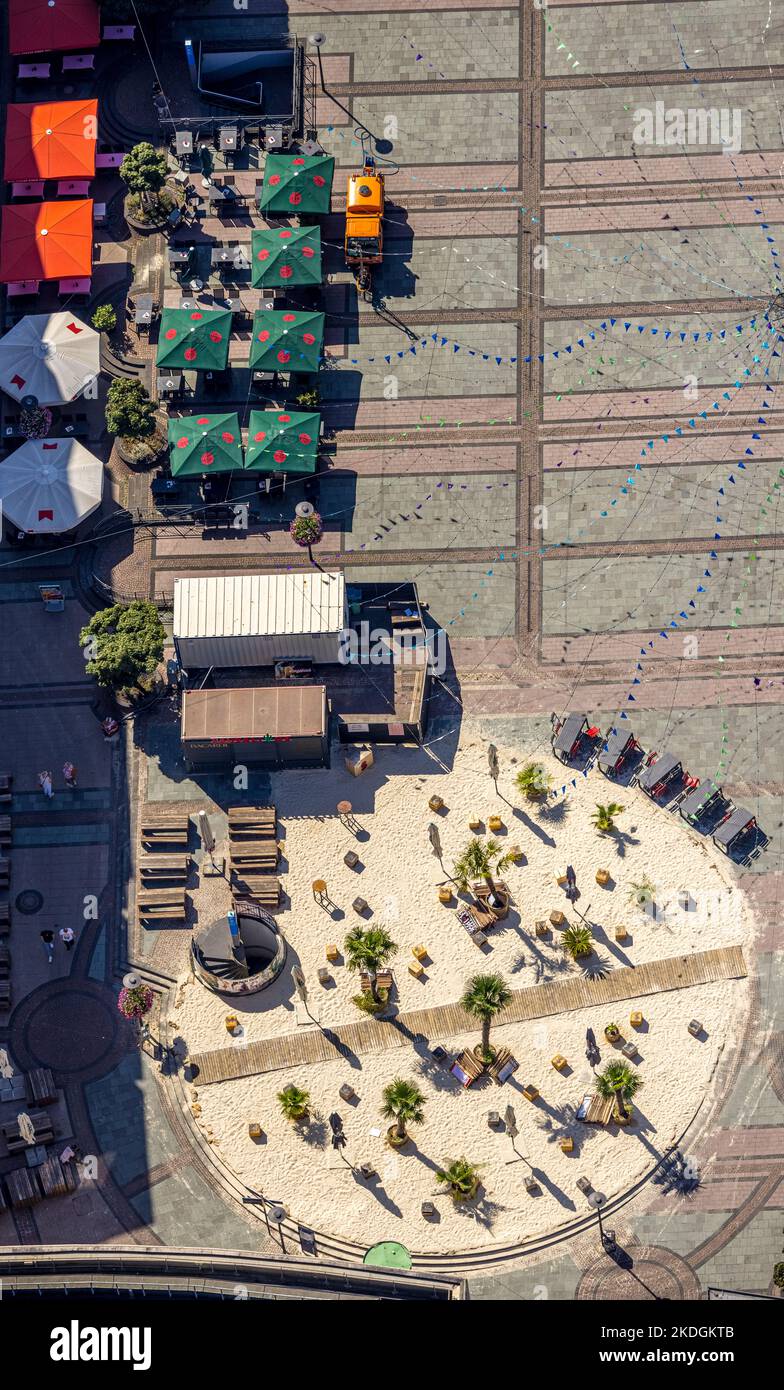 Luftbild, Restaurant im Freien mit Sandboden und kleinen Holztischen am Kennedyplatz, Südseeflair mit Palmen, Sonnenschirmen, Stadtzentrum, ESS Stockfoto