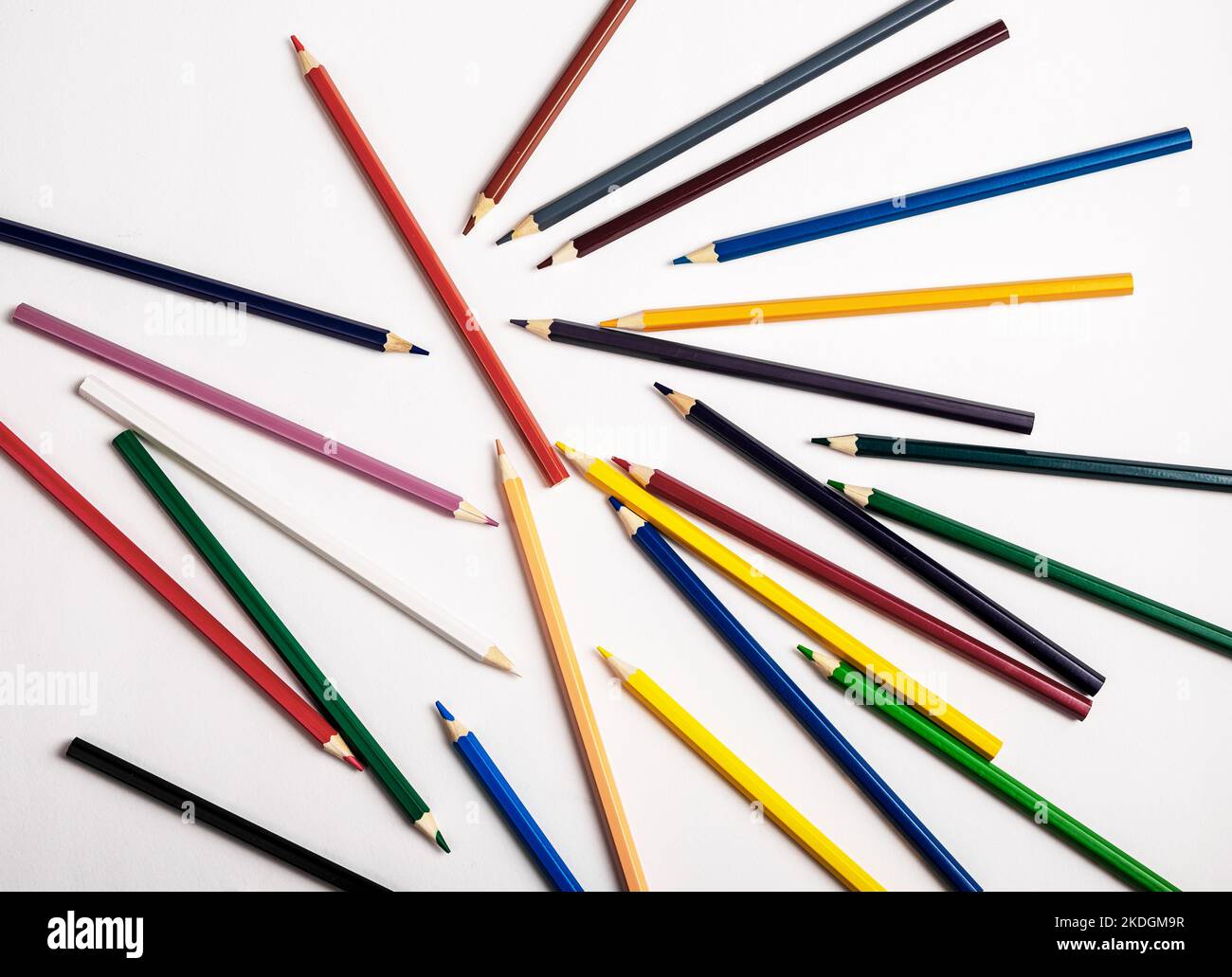 Verstreute Buntstifte. Zeichenwerkzeuge im Chaos. Hochwertige Fotos Stockfoto