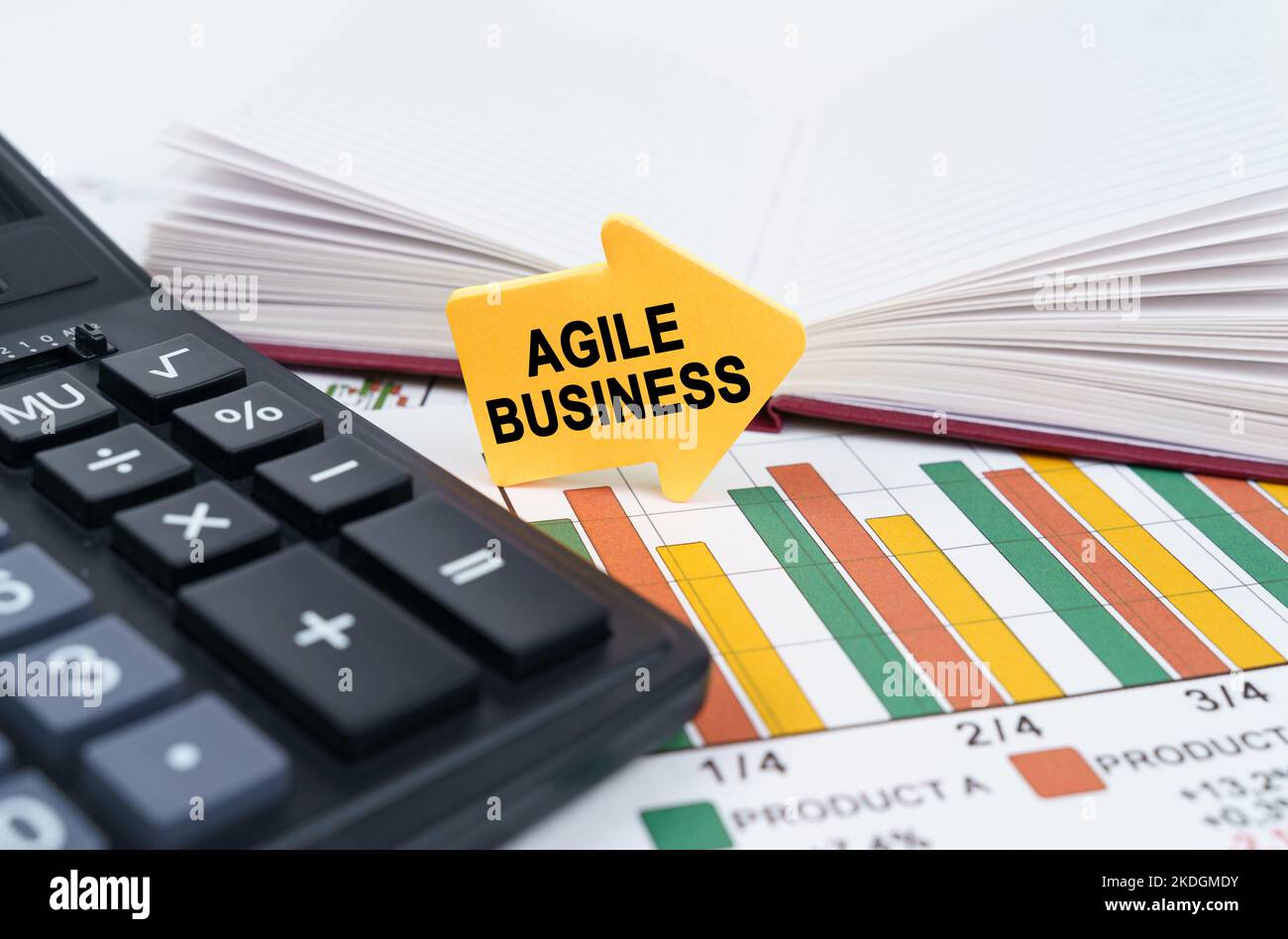 Geschäftskonzept. Auf den Geschäftskarten befinden sich ein Notizblock, ein Stift und ein Pfeil-Aufkleber mit der Aufschrift - Agile Business Stockfoto