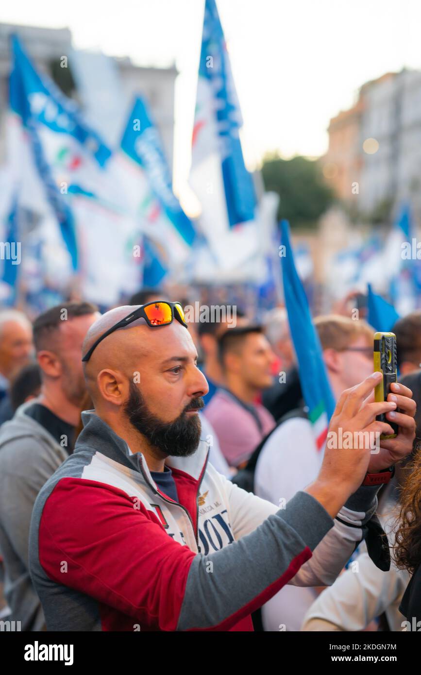 Anhänger der rechten italienischen Allianz nehmen an einer Abschlusskundgebung in Rom Teil Stockfoto