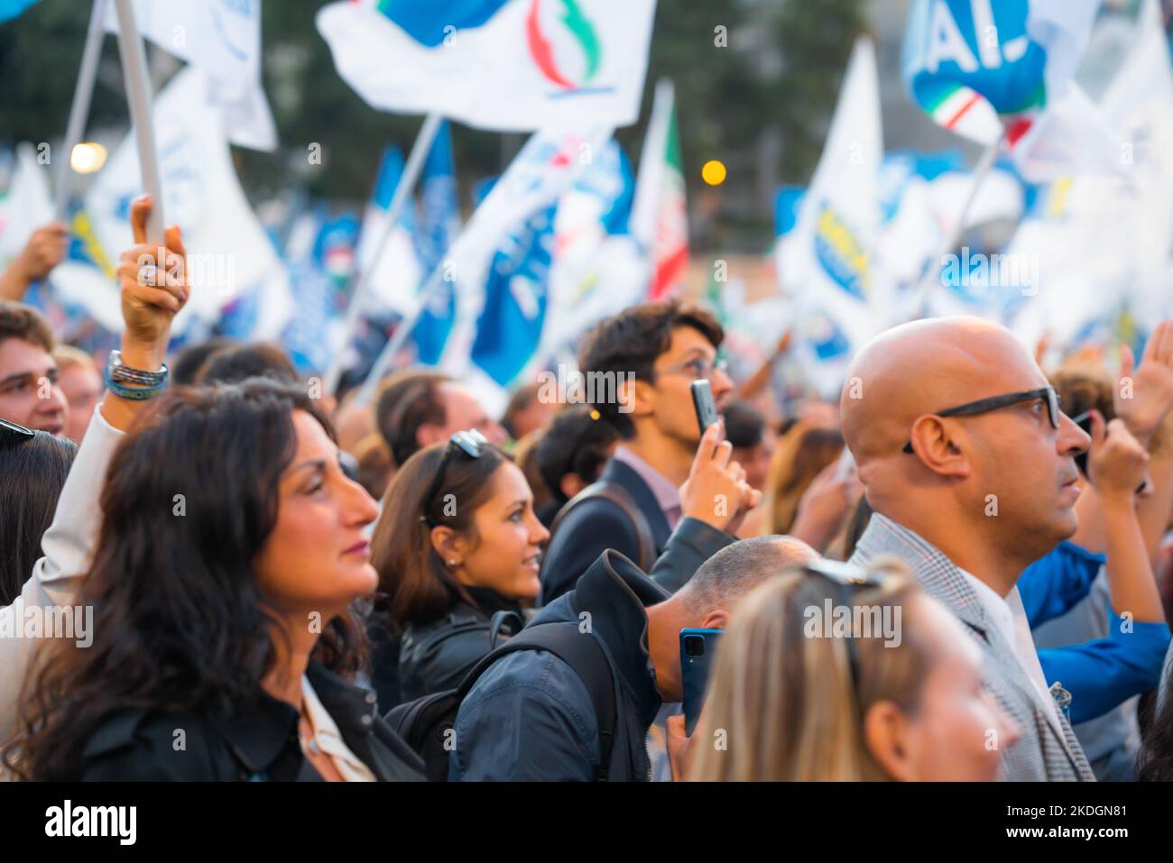 Anhänger der rechten italienischen Allianz nehmen an einer Abschlusskundgebung in Rom Teil Stockfoto