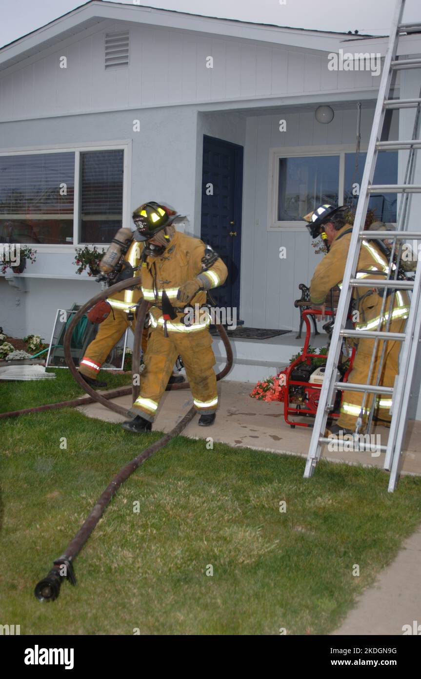 Feuerwehrmänner aus San Diego vor einem Brand im Bereich Kearny Mesa in San Diego Stockfoto