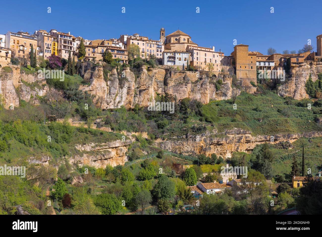 Cuenca, Provinz Cuenca, Kastilien-La Mancha, Spanien. Die Altstadt über die Huecar-Schlucht gesehen. Die Kirche ist die Iglesia de San Pedro, oder St. Peter's Stockfoto