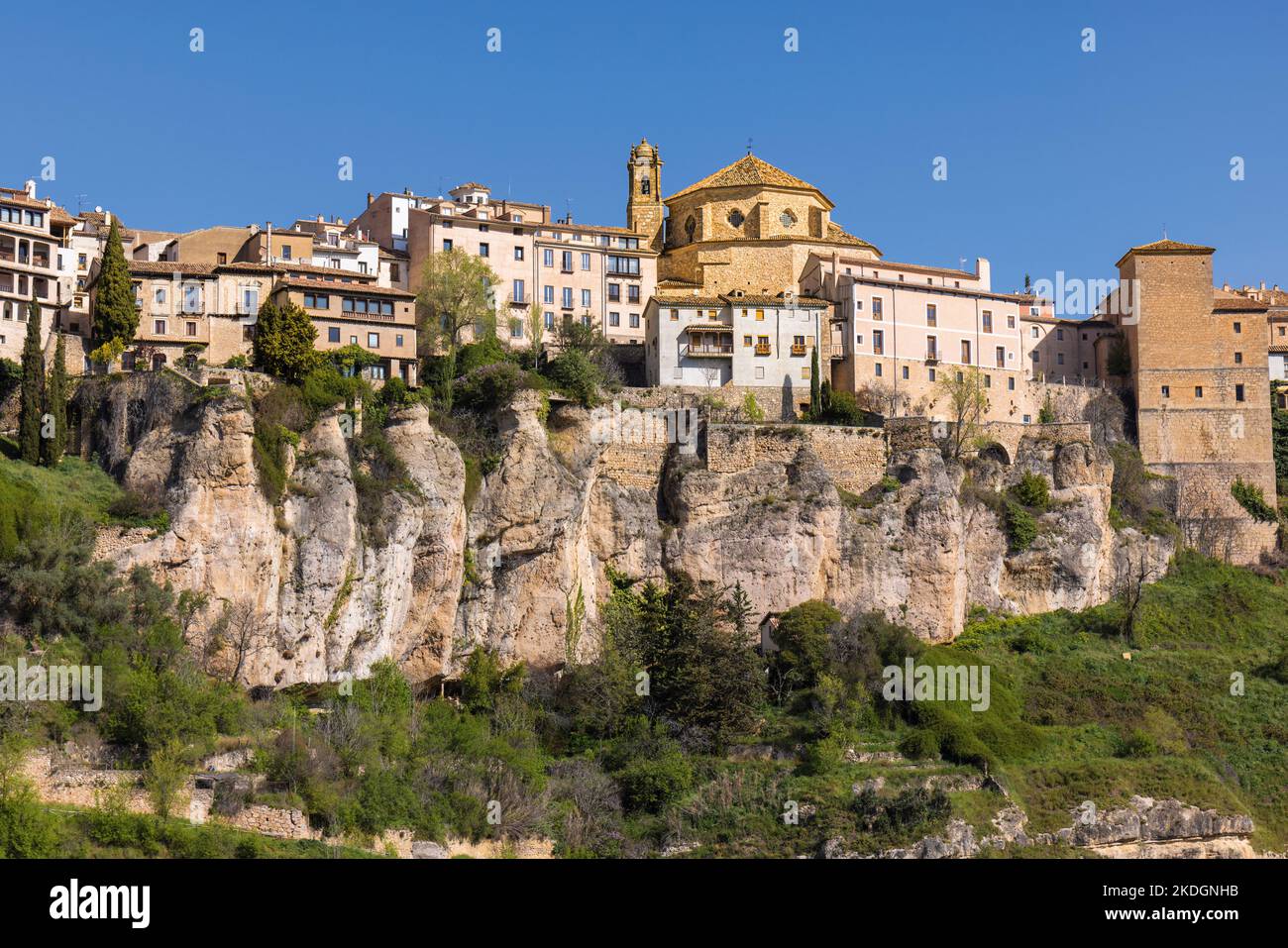 Cuenca, Provinz Cuenca, Kastilien-La Mancha, Spanien. Die Altstadt über die Huecar-Schlucht gesehen. Die Kirche ist die Iglesia de San Pedro, oder St. Peter's Stockfoto