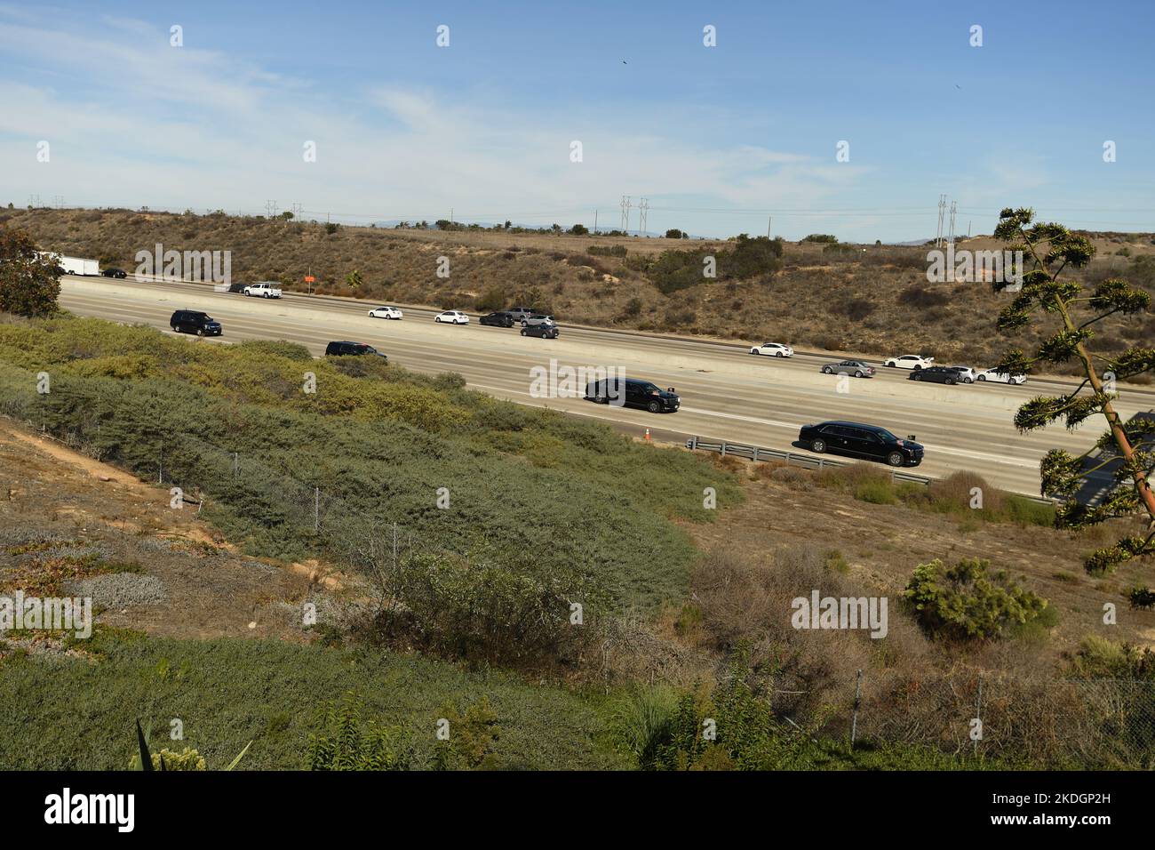Präsident Biden Autokolonne, der am 11-4-2022 auf der Autobahn in Richtung Süden 805 in Richtung MCAS Miramar in San Diego, Kalifornien, umzieht Stockfoto