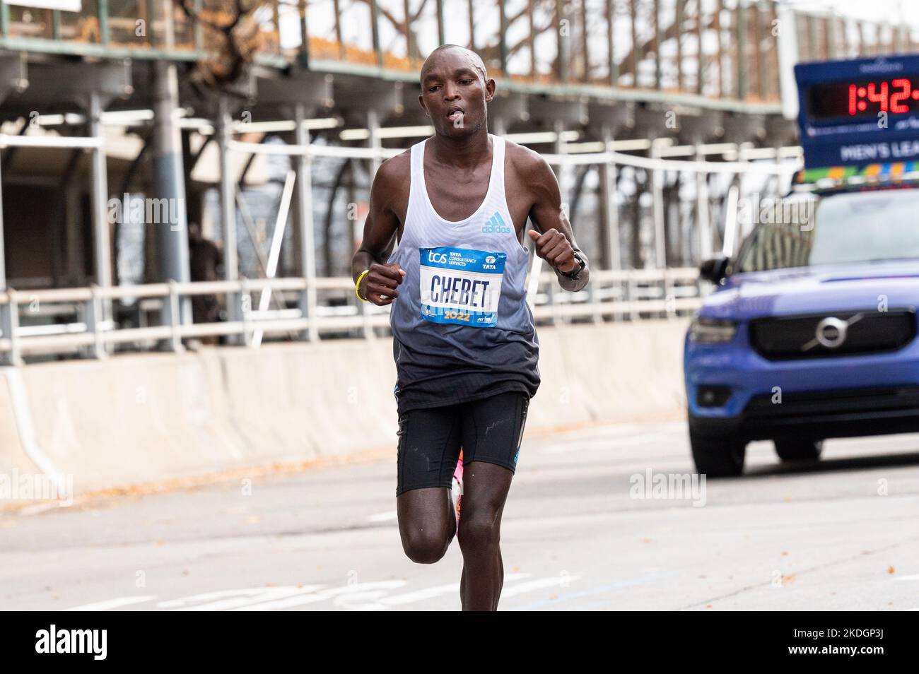 New York City, Usa. 06.. November 2022. Evans Chebet (KEN) beim TCS New York City Marathon 2022 von der Bronx über die Madison Avenue Bridge in Harlem eintreffen. Kredit: SOPA Images Limited/Alamy Live Nachrichten Stockfoto