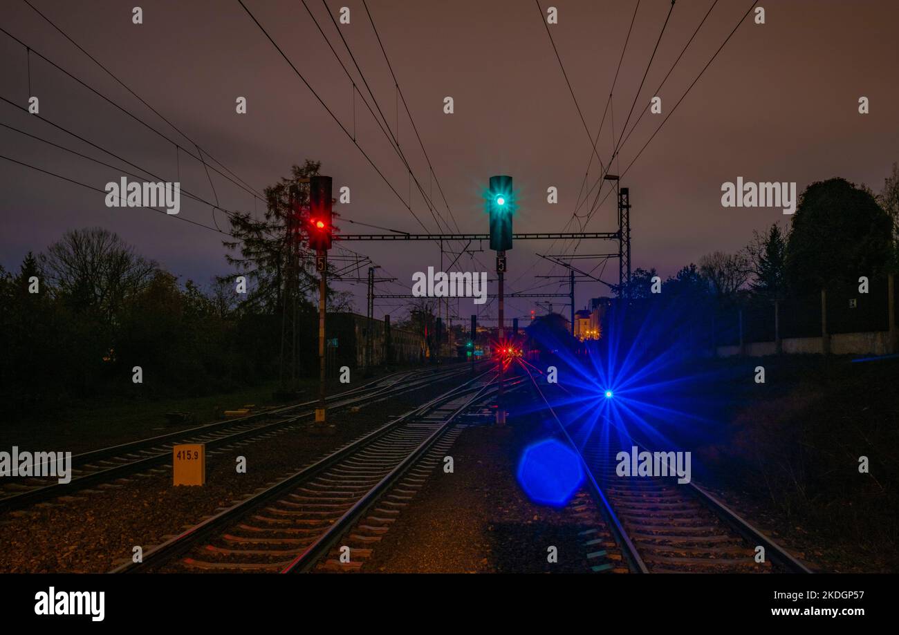 Bahnstrecke und Bahnlicht in der Nacht in Prag Podbaba Farbstation Stockfoto