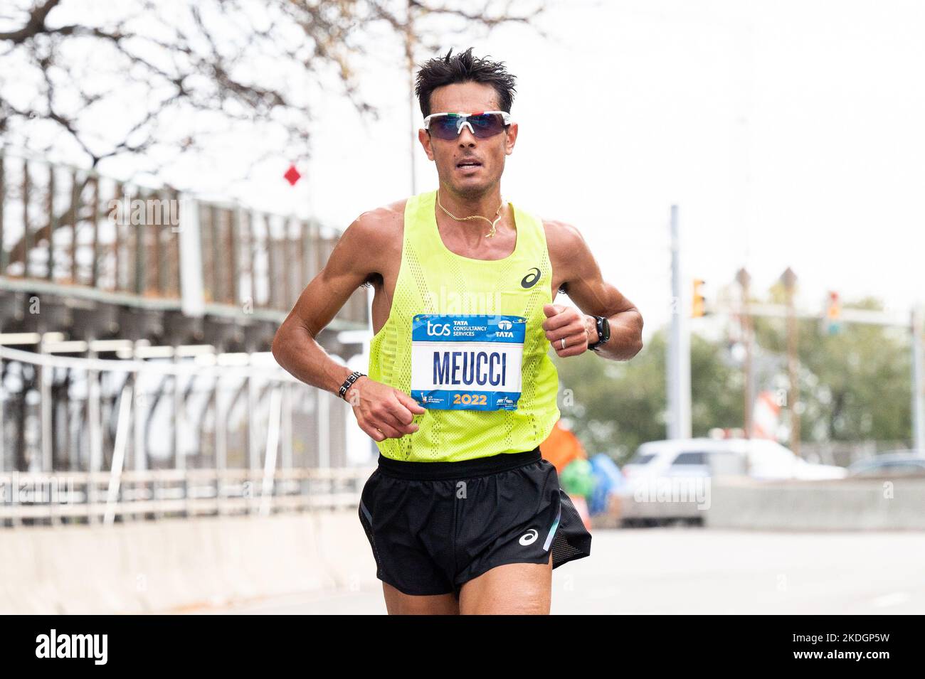 New York City, Usa. 06.. November 2022. Daniele Meucci (ITA) beim TCS New York City Marathon 2022 von der Bronx über die Madison Avenue Bridge nach Harlem. Kredit: SOPA Images Limited/Alamy Live Nachrichten Stockfoto