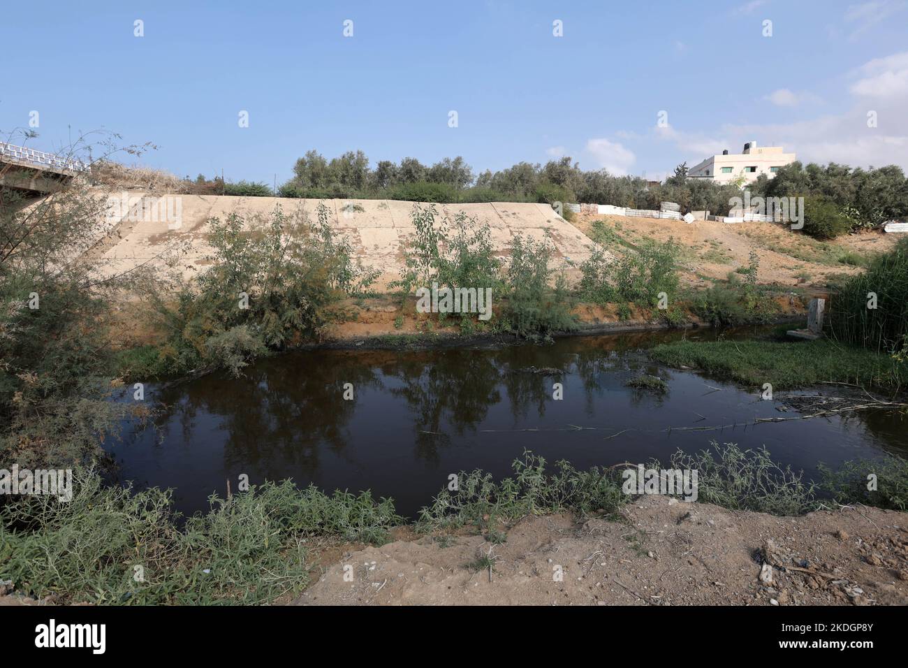 Ein Blick auf das Gaza-Tal im Dorf Al-Mograqa im Zentrum des Gazastreifens. Das UNDP plant, das Tal von Gaza vor dem Klimawandel zu retten, ein Naturschutzgebiet zu entwickeln und zu errichten, um die Verschmutzung zu überwinden, die das Pflanzenwachstum durch das Abwasser schädigt. (Foto von Ahmed Zakot / SOPA Images/Sipa USA) Stockfoto