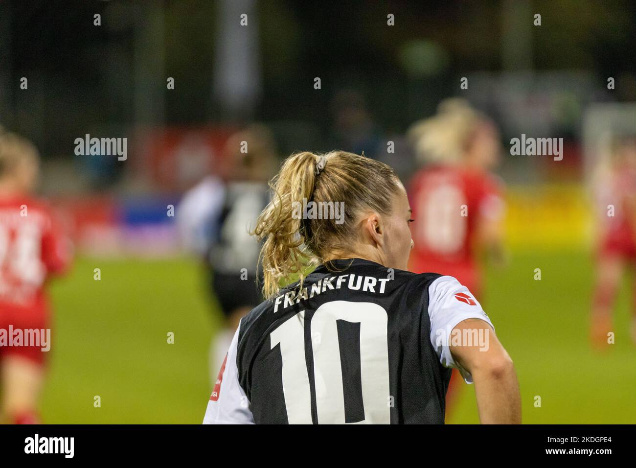 Frankfurt, Deutschland. 06.. November 2022. Laura Freigang (Eintracht Frankfurt, 10) ; FLYERALARM Frauen-Bundesliga Spiel - Eintracht Frankfurt gegen 1.FC Köln am 06.11.2022 in Frankfurt (Stadion am Brentanobad, Frankfurt, Deutschland) - die DFB/DFL-VORSCHRIFTEN VERBIETEN DIE VERWENDUNG VON FOTOGRAFIEN ALS BILDSEQUENZEN UND/ODER QUASI-VIDEO - Credit: Tim Bruenjes/Alamy Live Credit: Tim Brünjes/Alamy News Stockfoto