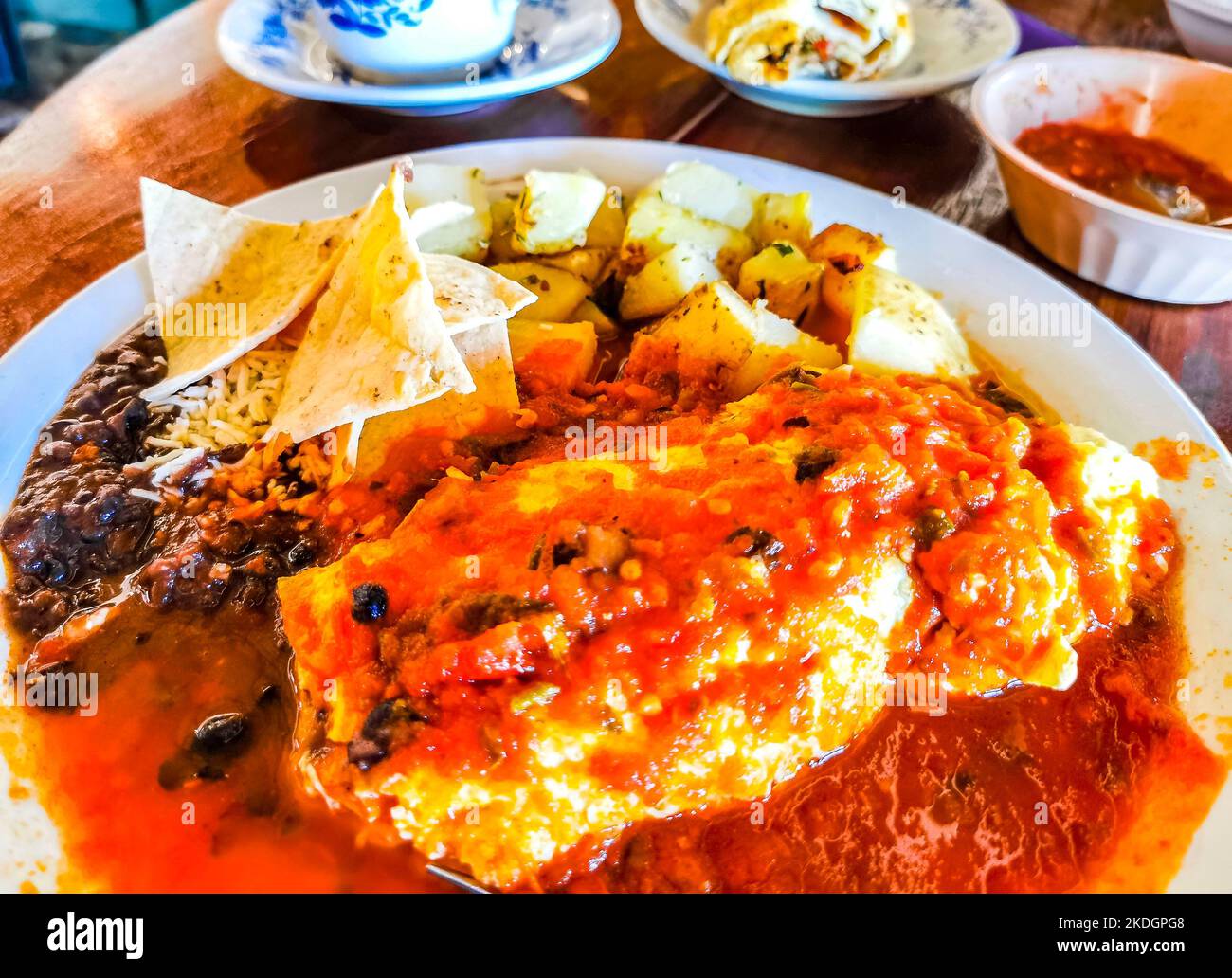 Mexikanisches Omelett mit schwarzen Bohnen Kartoffeln und Nachos auf ...