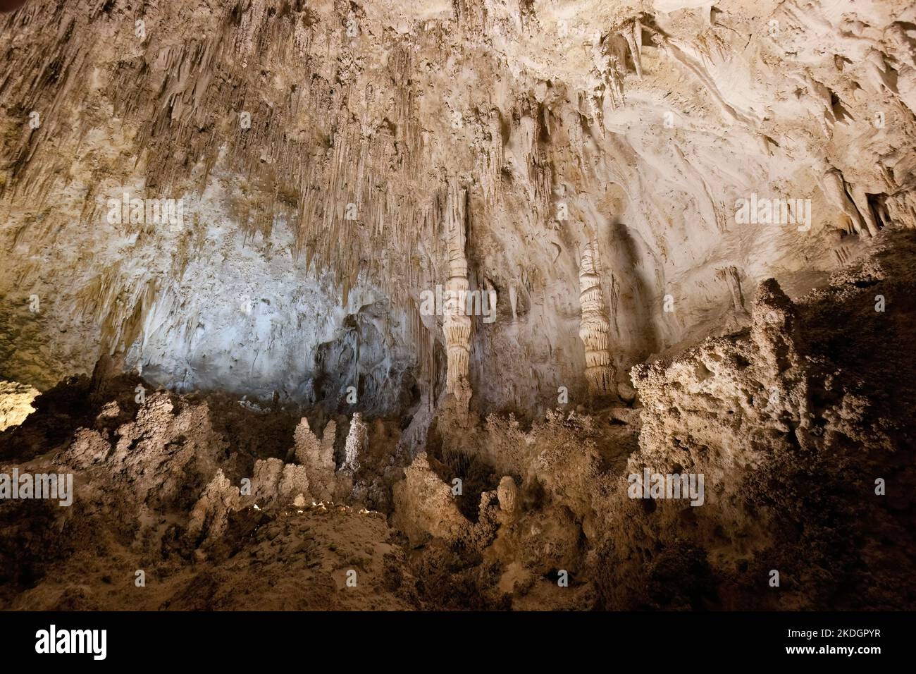 Stalaktiten und Stalagmiten im Carlsbad Caverns National Park, New Mexico, USA Stockfoto