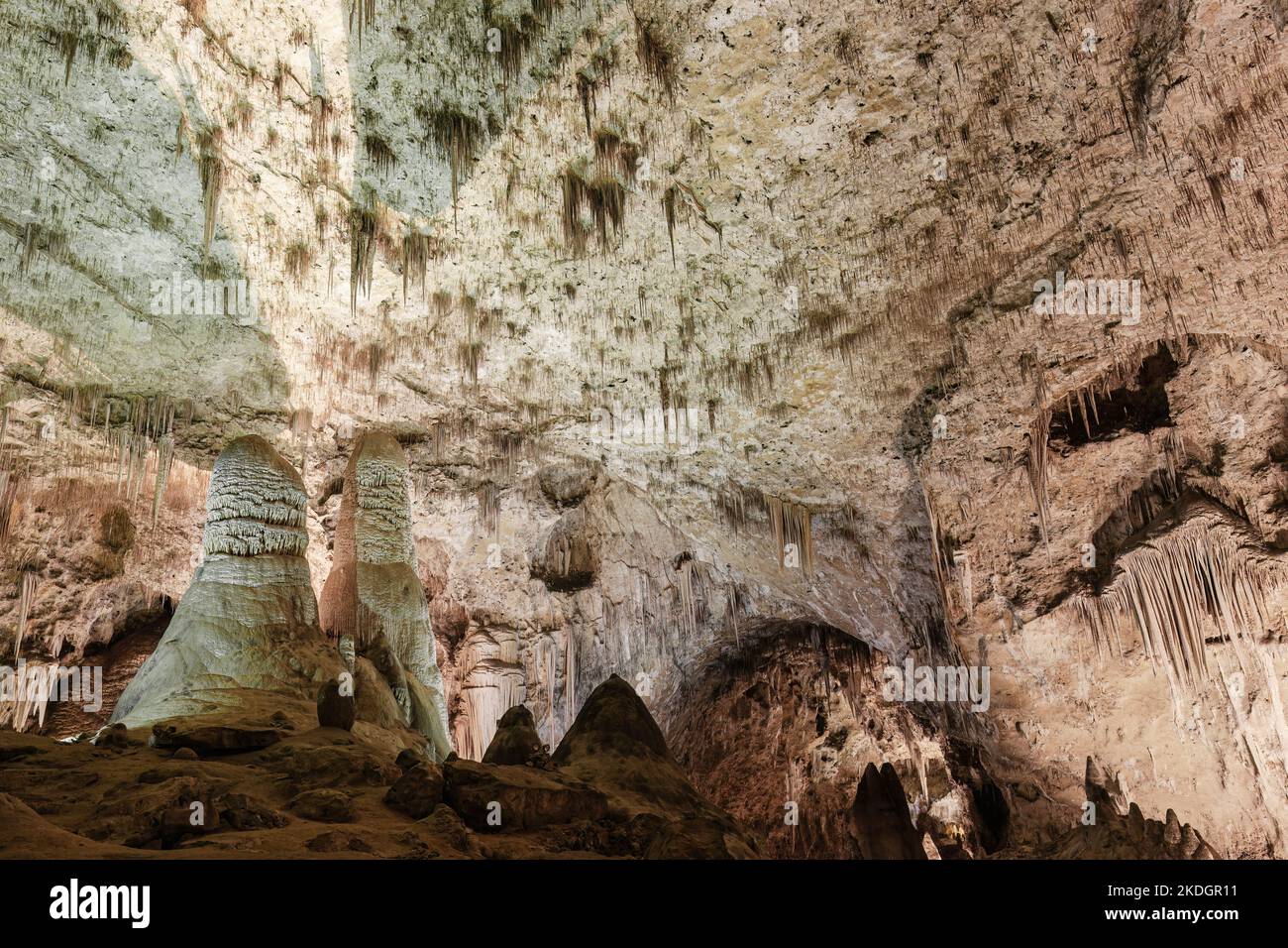 Stalaktiten und Stalagmiten im Carlsbad Caverns National Park, New Mexico, USA Stockfoto