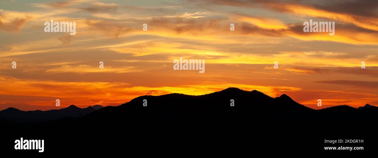 Der Sonnenuntergang über den Tucson Mountains, Tucson, Arizona Stockfoto